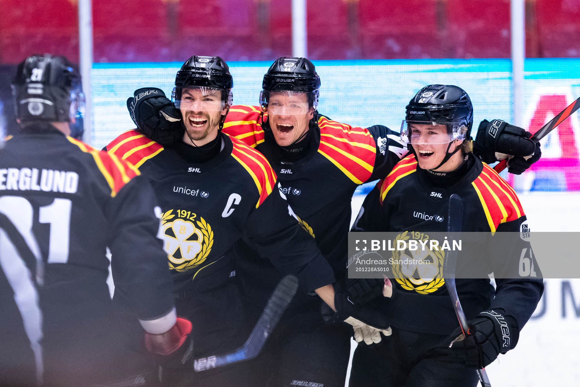 a vänster) gör 2-0 och gratuleras av lagkamrater