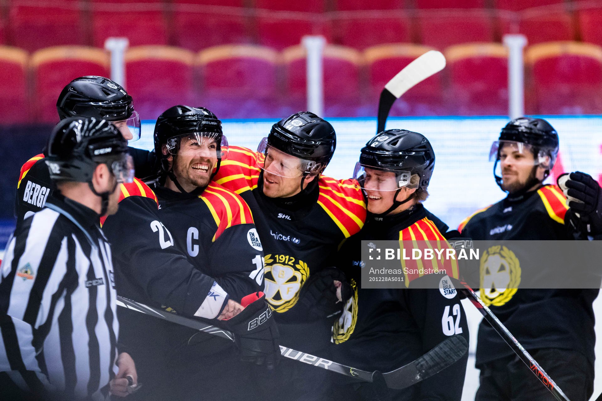 a vänster) gör 2-0 och gratuleras av lagkamrater