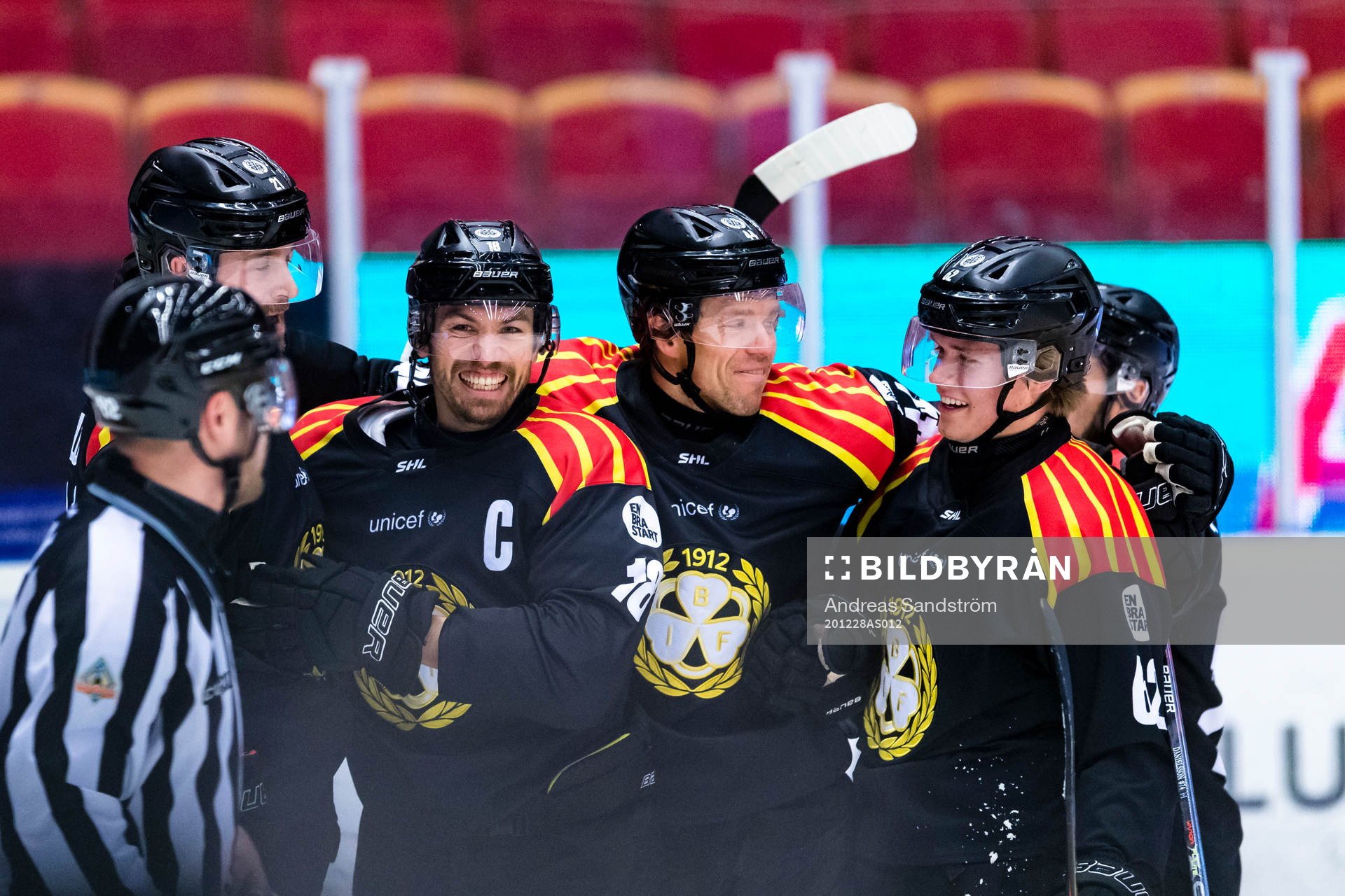a vänster) gör 2-0 och gratuleras av lagkamrater