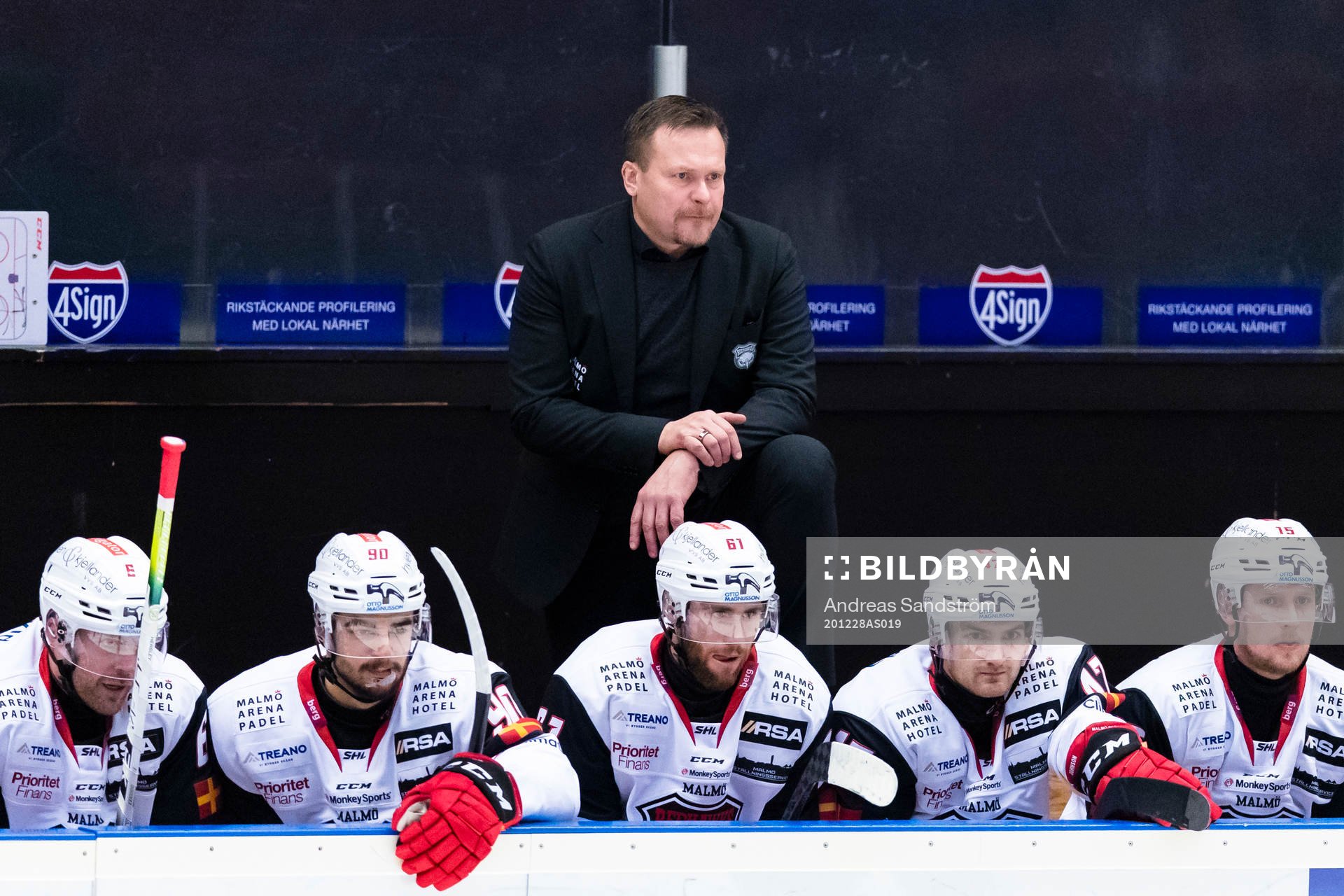 Malmö Redhawks tränare Joakim Fagervall följer spelet