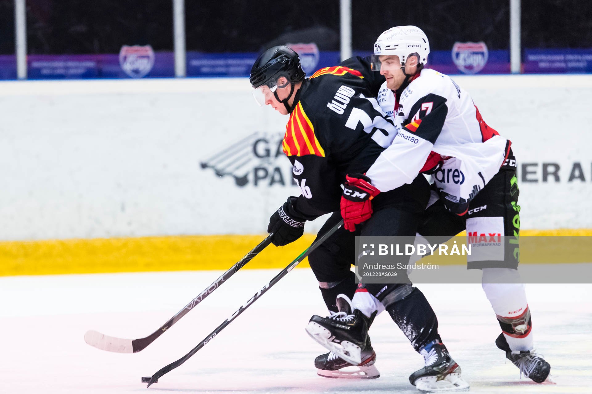 Malmö Redhawks Adam Johnson i kamp om pucken med Brynäs