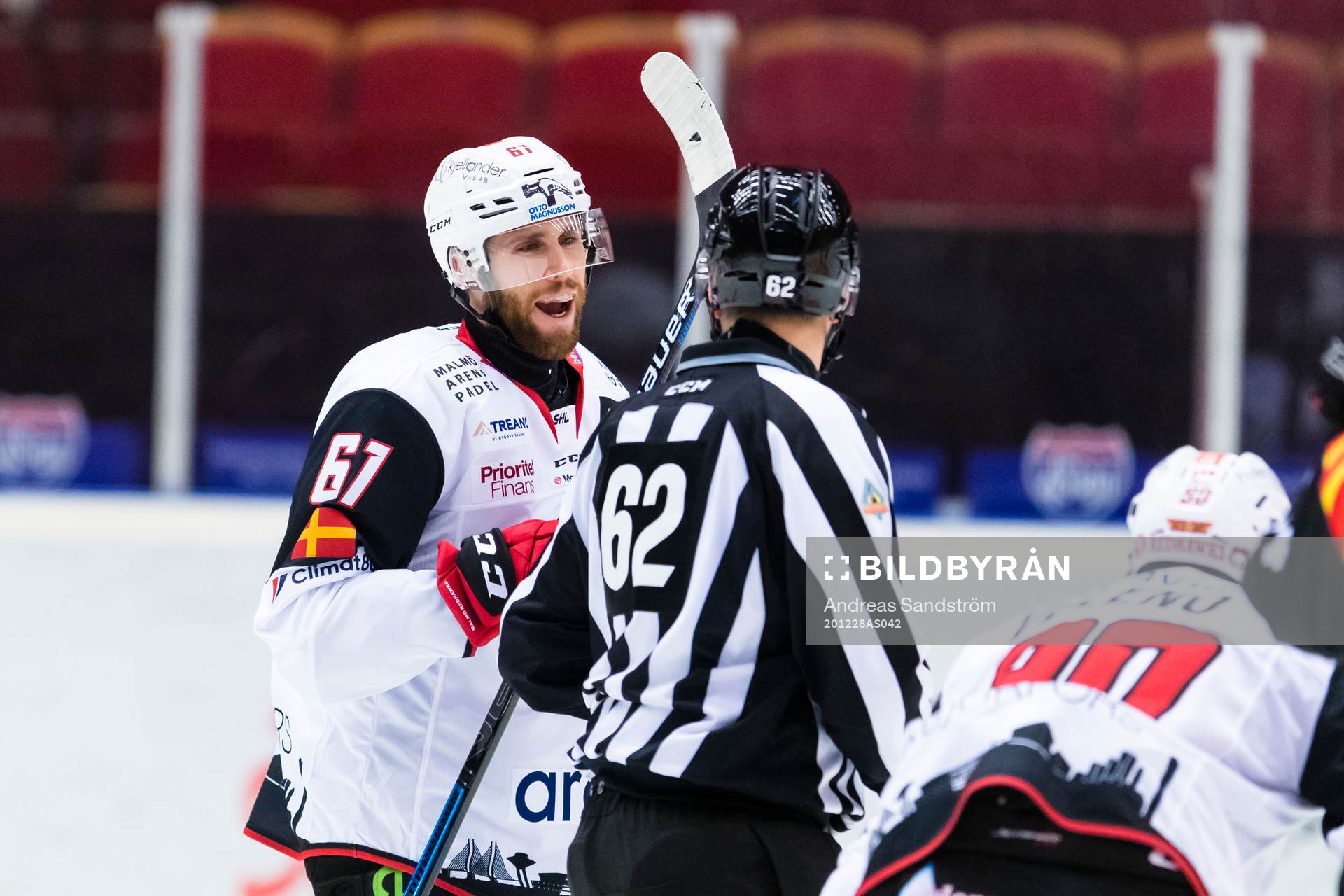 Malmö Redhawks Quinton Howden diskuterar med linjedomaren