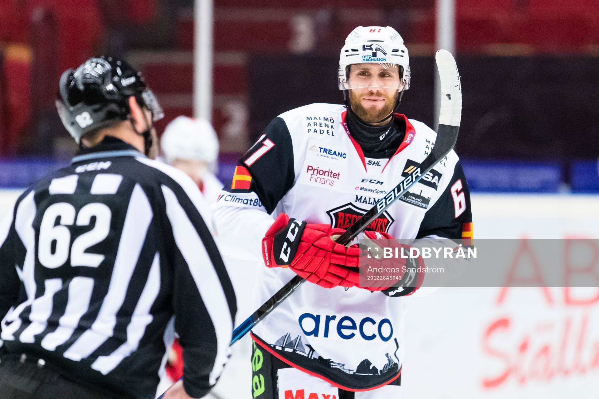 Malmö Redhawks Quinton Howden diskuterar med linjedomaren