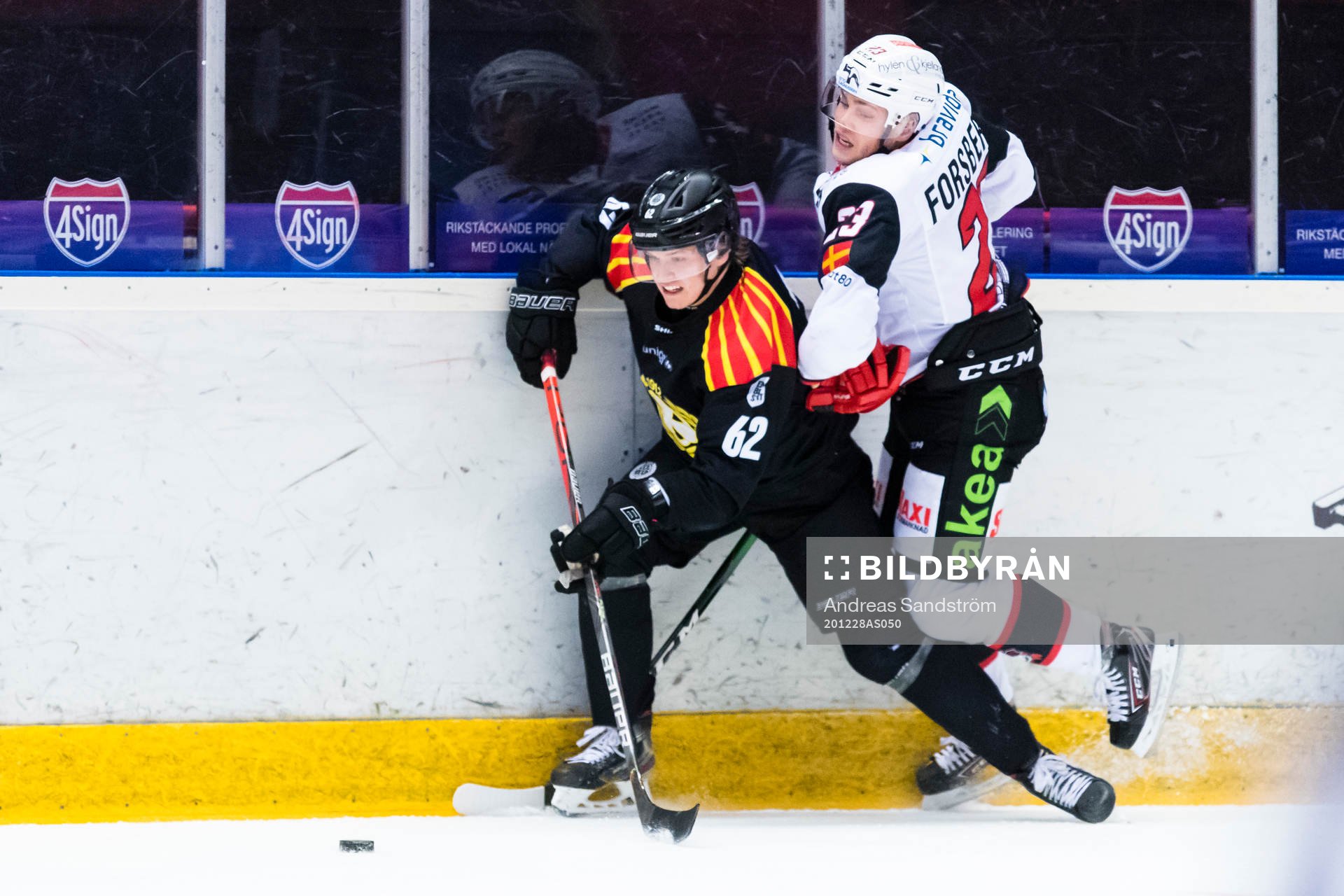 Brynäs Tom Hedberg i kamp om pucken med Malmö Redhawks