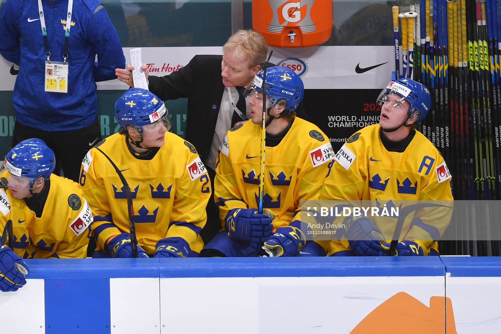 Assistant coach Anders Eriksén of Sweden gives