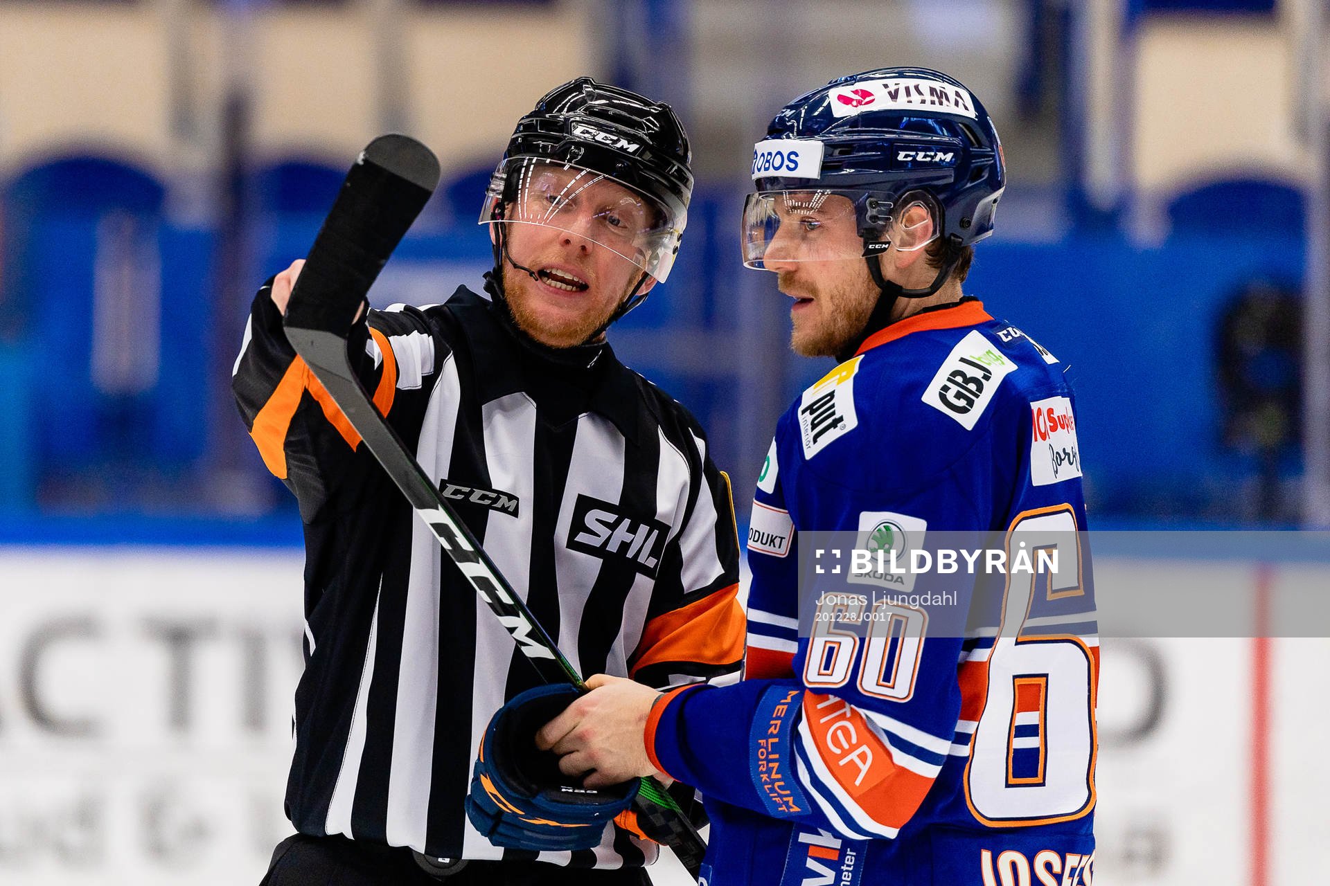 Domare Mikael Holm pratar med Växjös Erik Josefsson