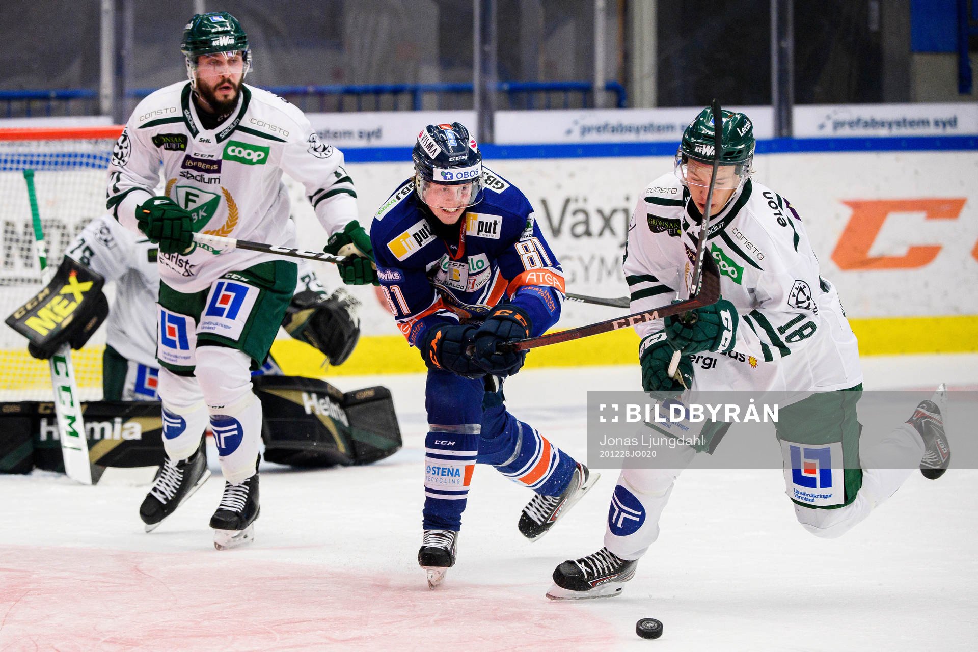 Växjös Fredrik Karlström i en kamp mot Färjestads Jesse