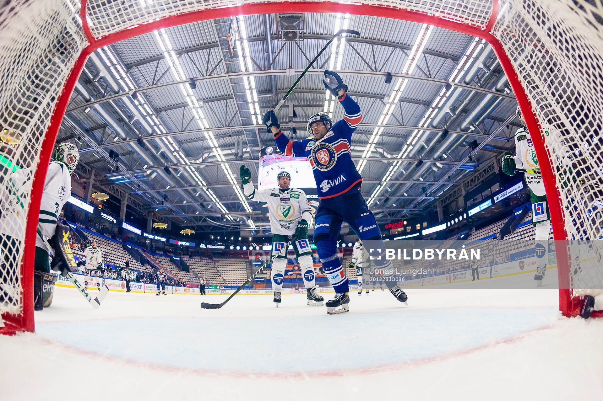 Växjös Emil Pettersson jublar när Jack Drury får pucken