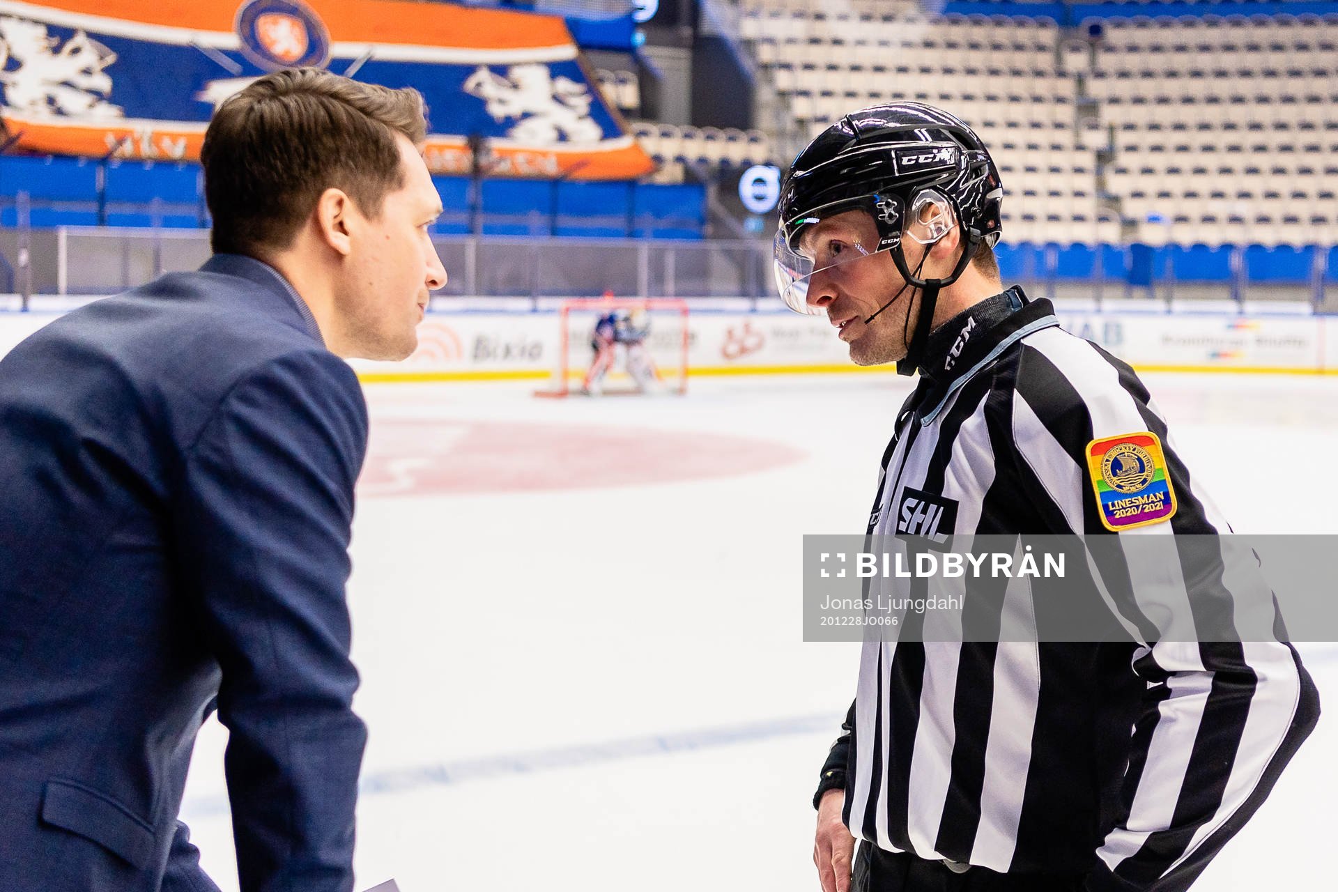 Växjös tränare Sam Hallam pratar med Linjedomare Örjan
