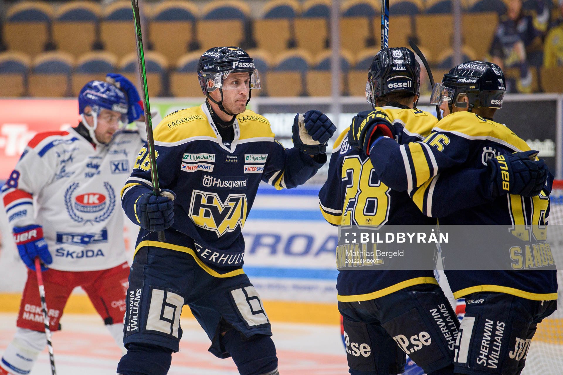 s Alexander Bergström jublar med Johannes Kinnvall och