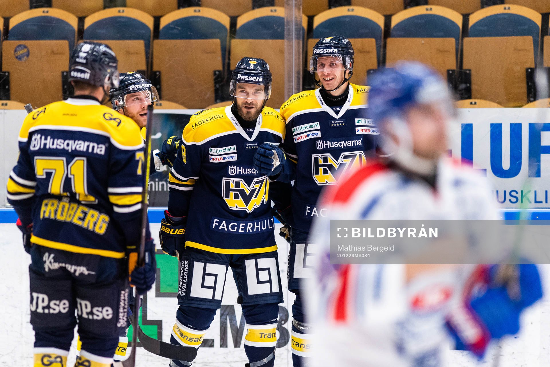 s Craig Schira (mitten) jublar med lagkamrater