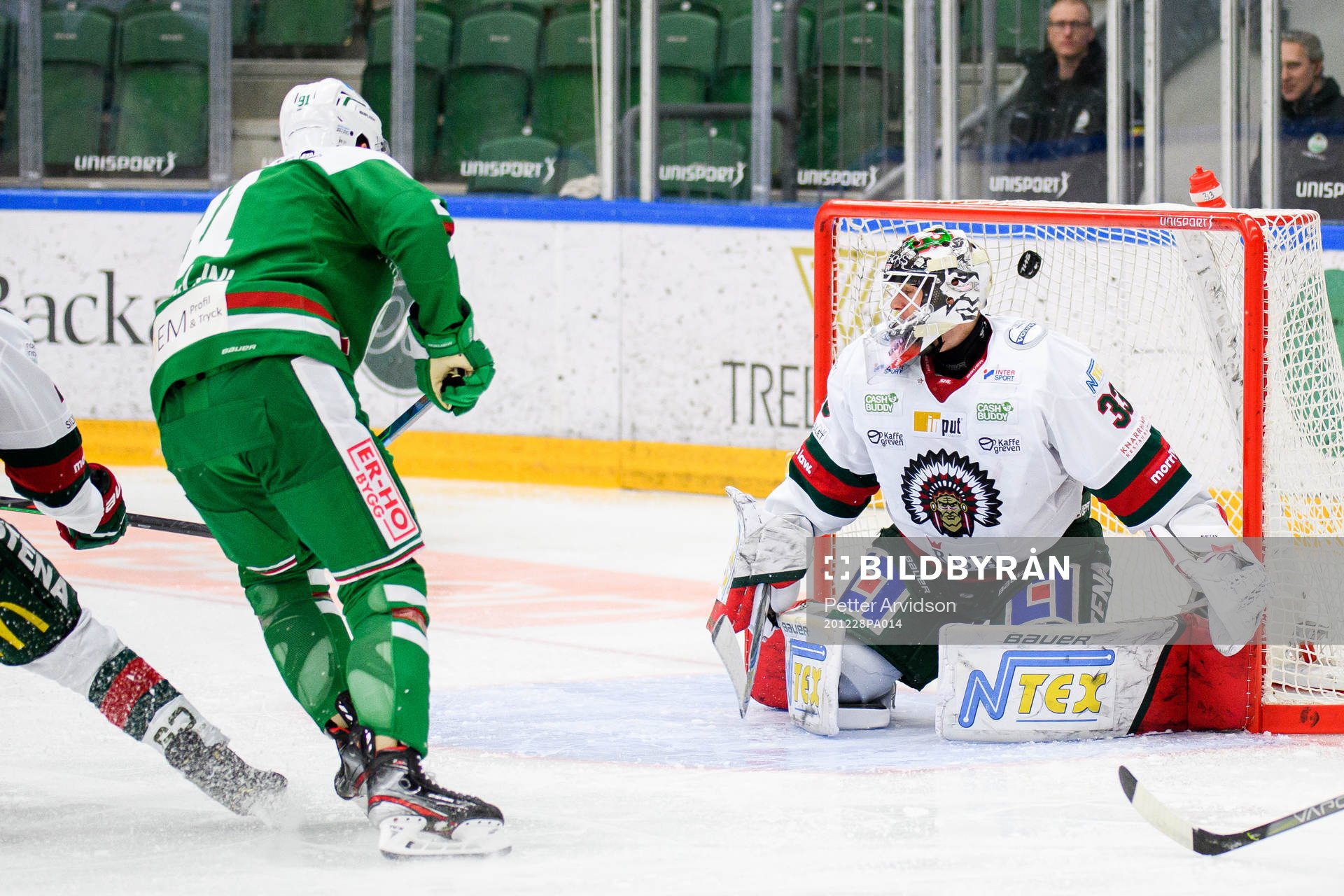 Rögles Adam Tambellini gör 1-0 bakom Frölundas