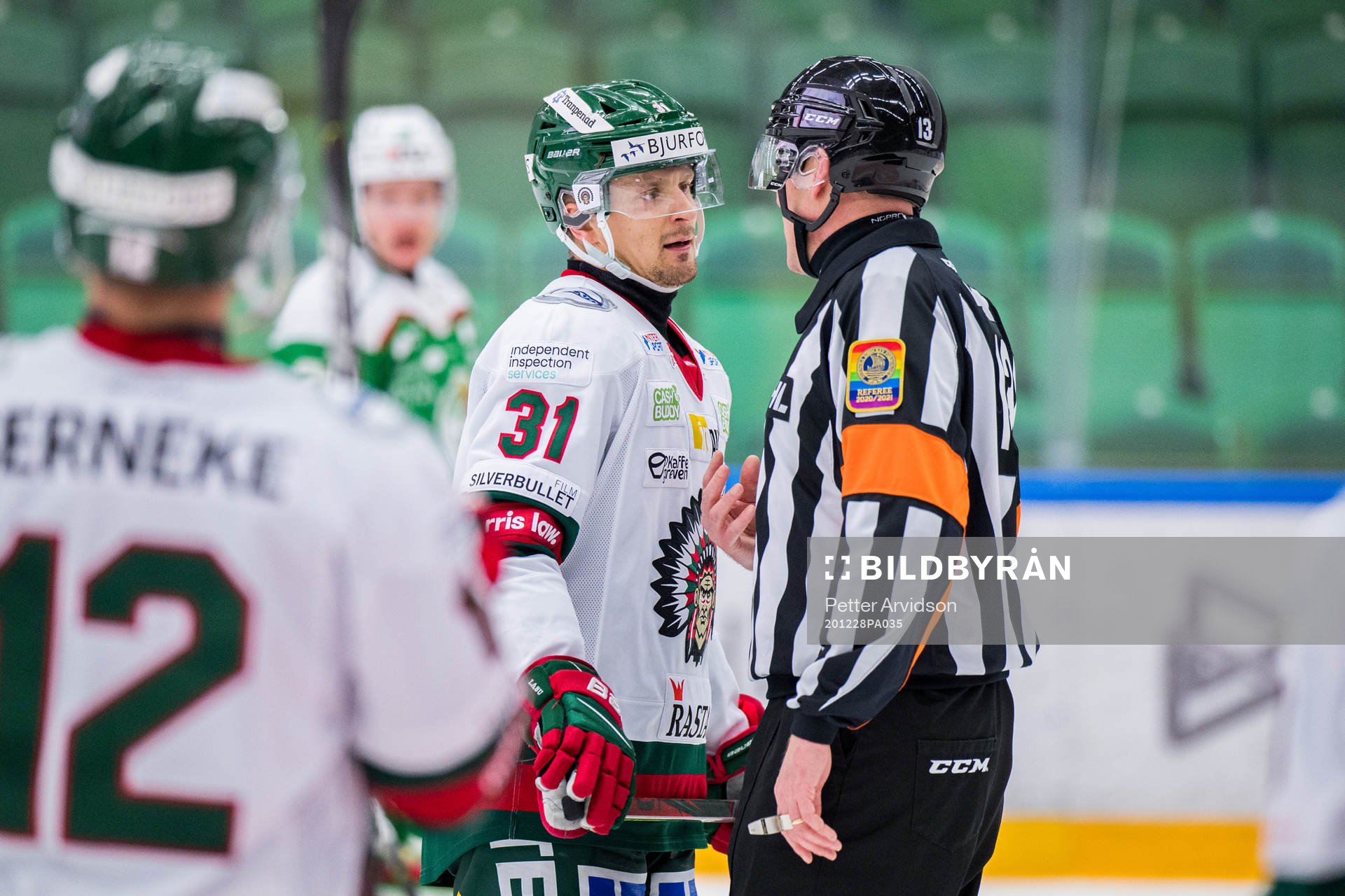 Frölundas Nicklas Lasu i samtal med domaren