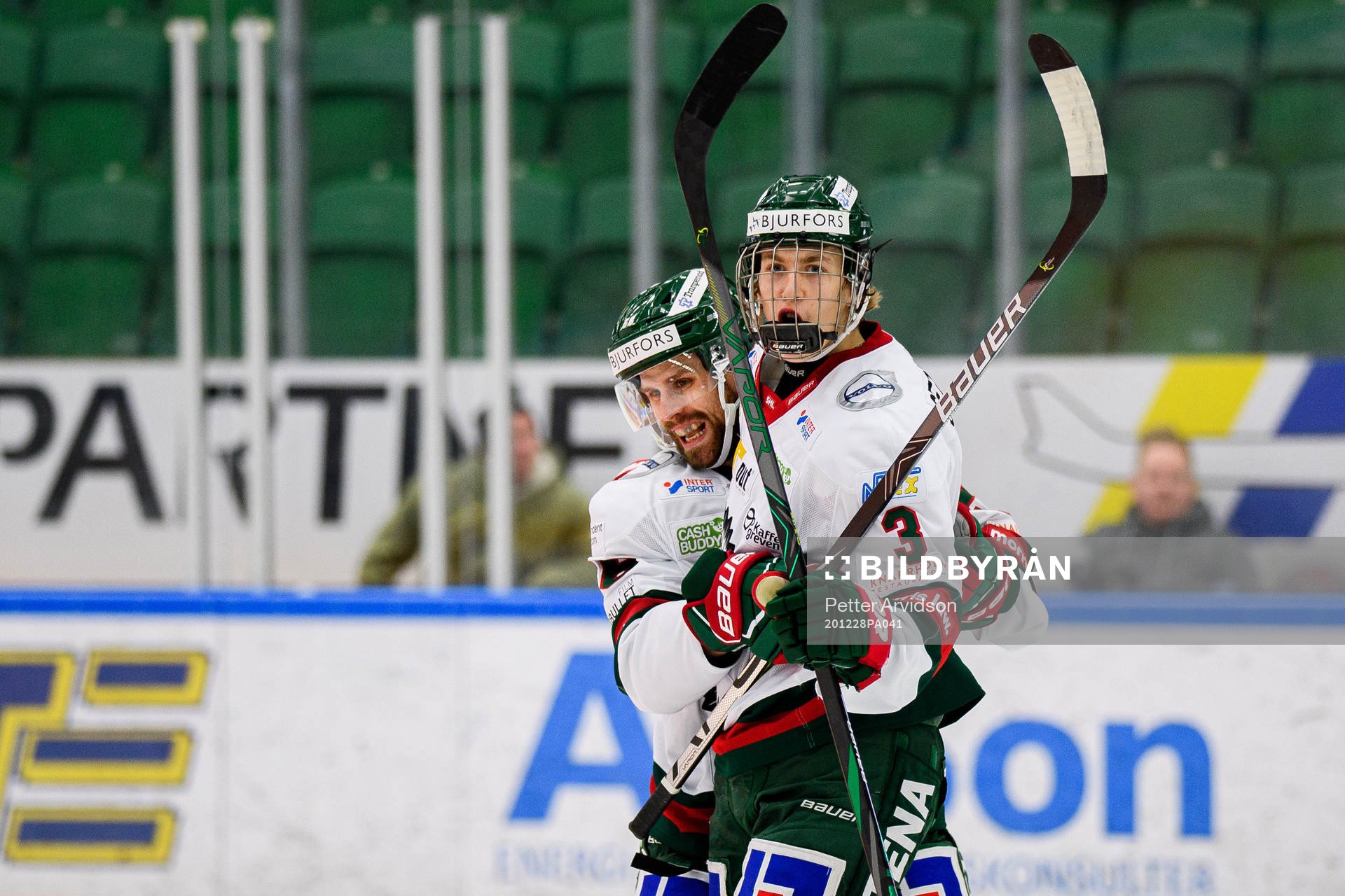 Frölundas Jonathan Sigalet och Simon Edvinsson  jublar