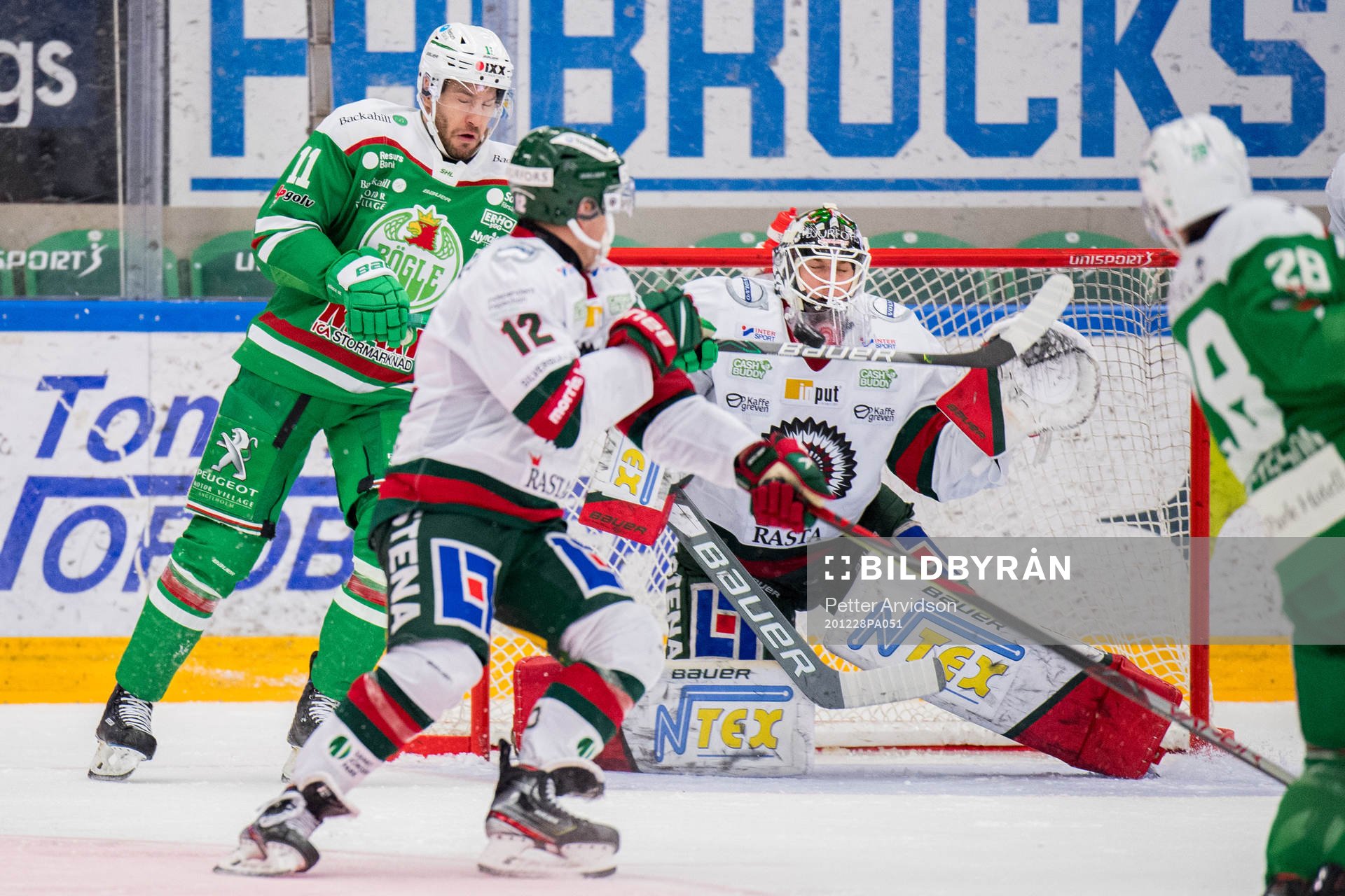 Rögles Mattias Sjögren oroar mot Frölundas målvakt