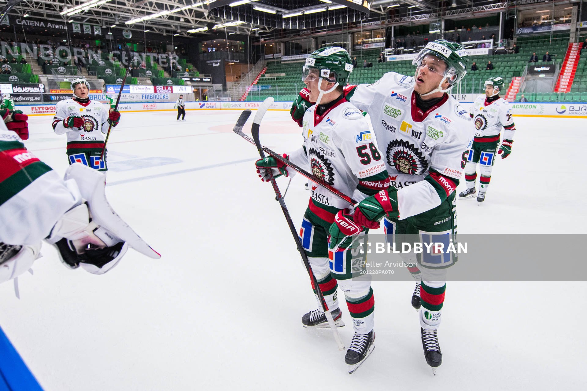 Frölundas Jesper Sellgren jublar med Filip Johansson