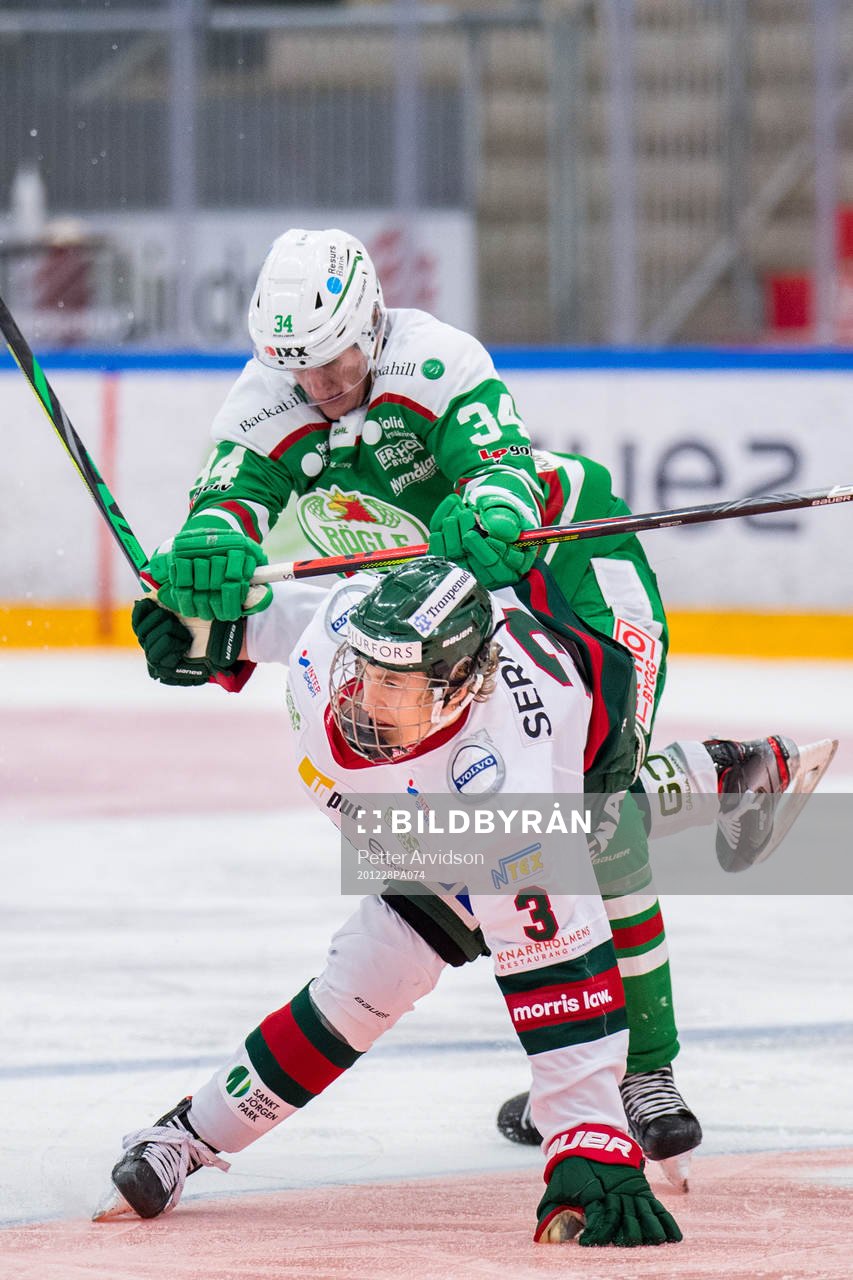 Rögles Adam Edström tacklar Frölundas Simon Edvinsson