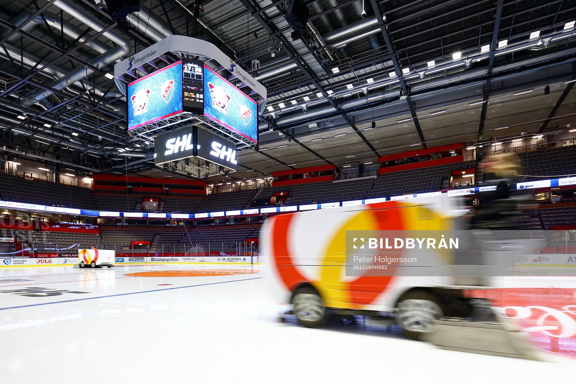 Isen spolas i SAAB Arena före ishockeymatchen i SHL mellan