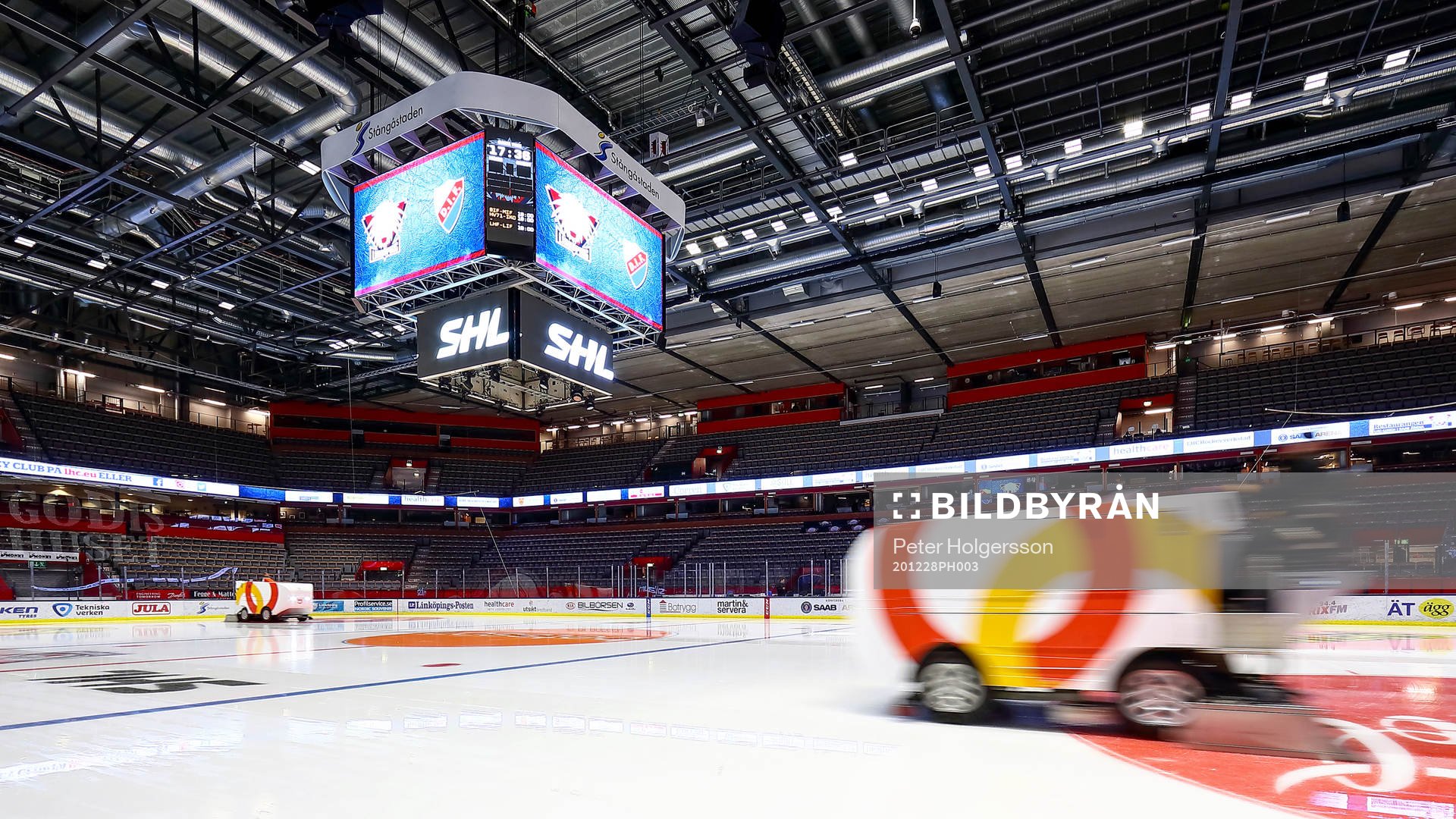 Isen spolas i SAAB Arena före ishockeymatchen i SHL mellan