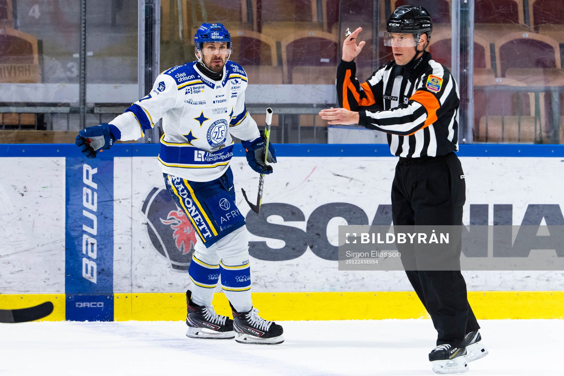 Leksands Marek Hrivik och domare Tobias Björk