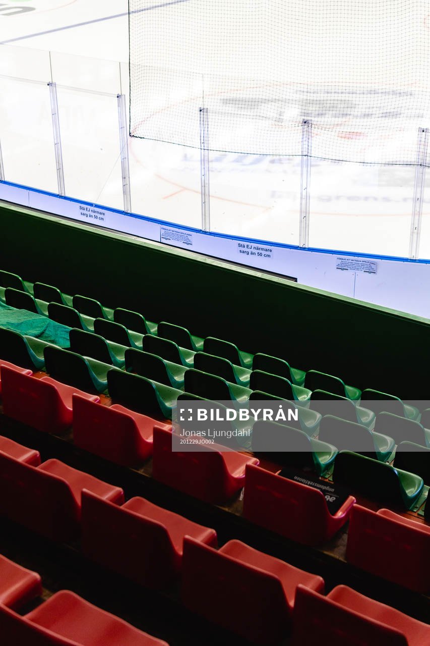 Interiör vy med tomma läktare från Nelson garden arena