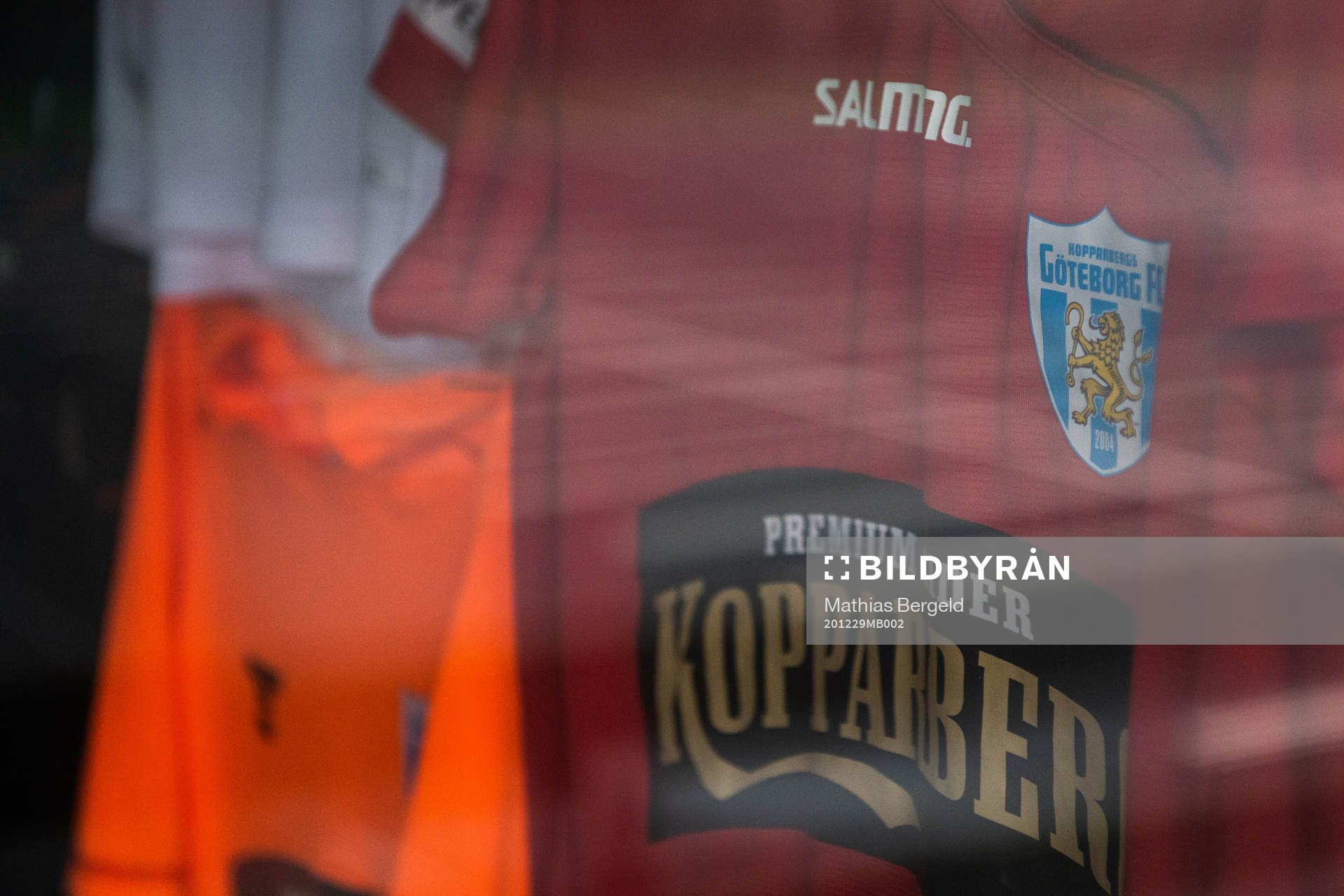 Matchtröjor hänger i klubbhuset vid Valhalla IP i samband