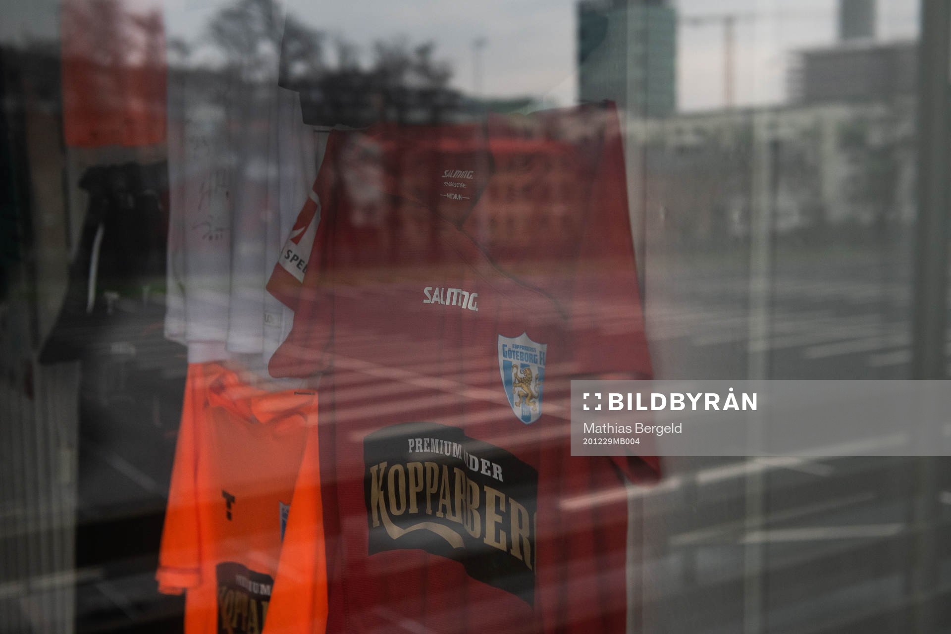 Matchtröjor hänger i klubbhuset vid Valhalla IP i samband