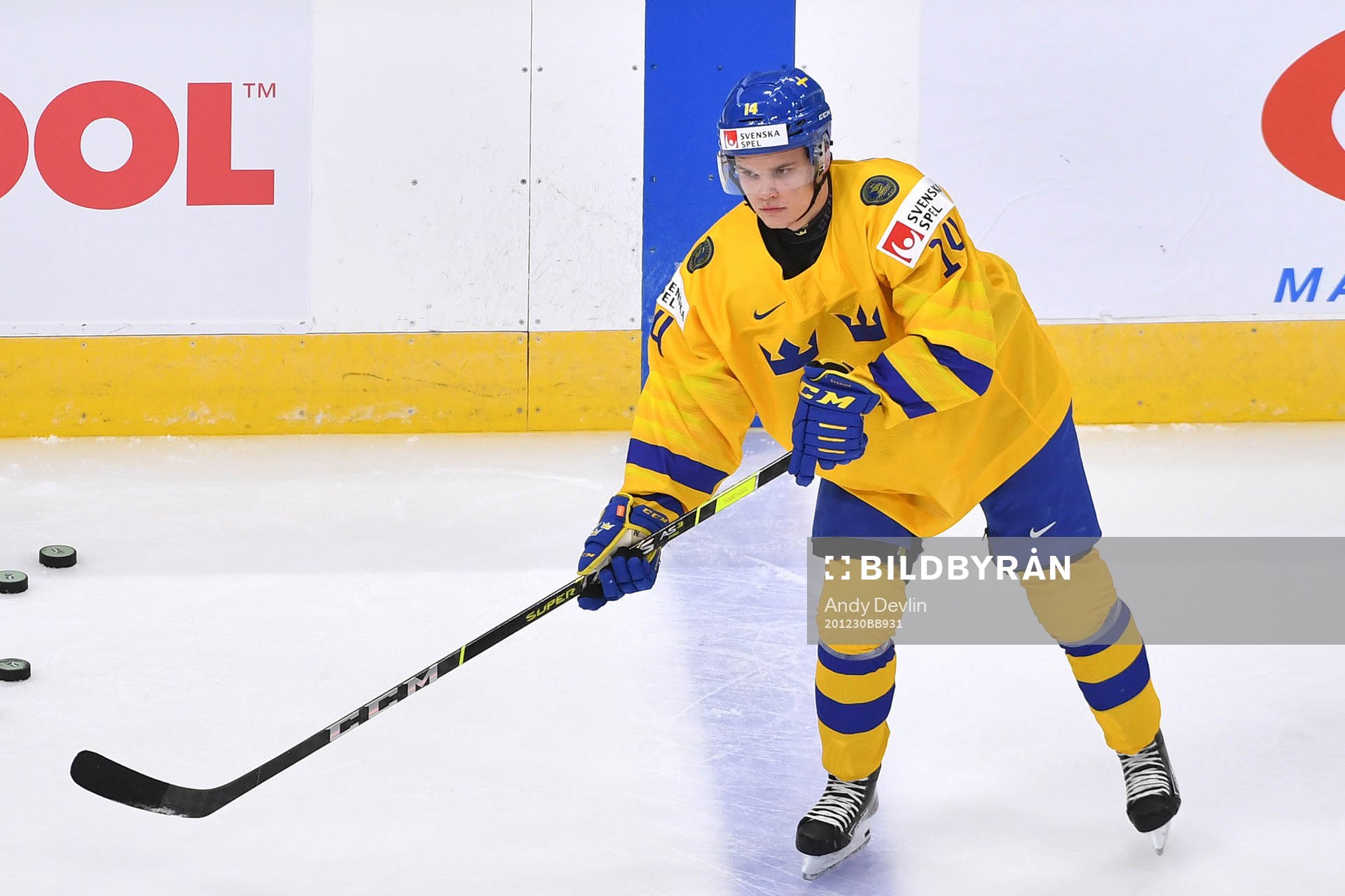 Arvid Costmar of Sweden warms up