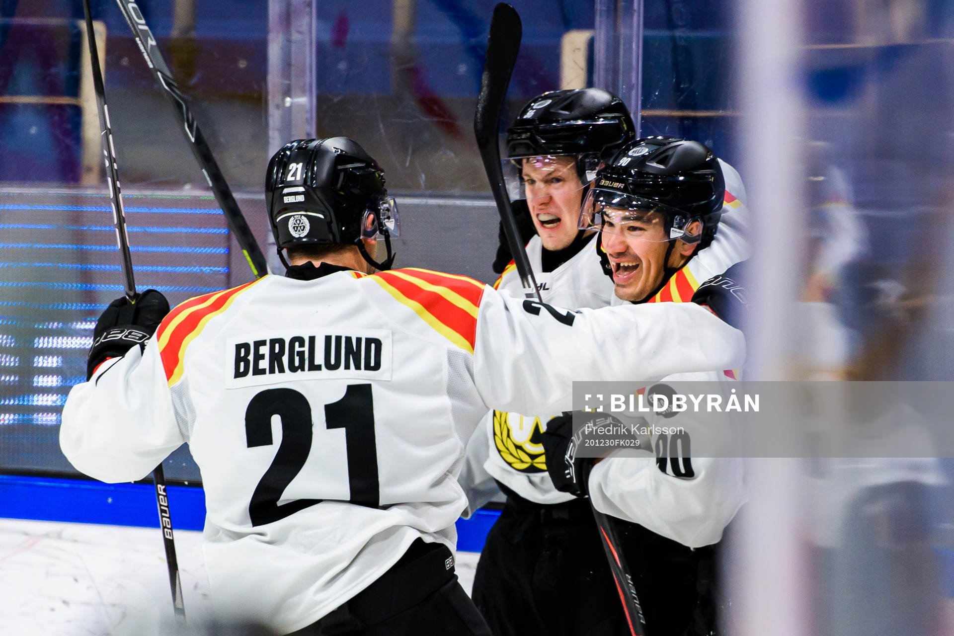 Brynäs Linus Ölund och Shane Harper jublar
