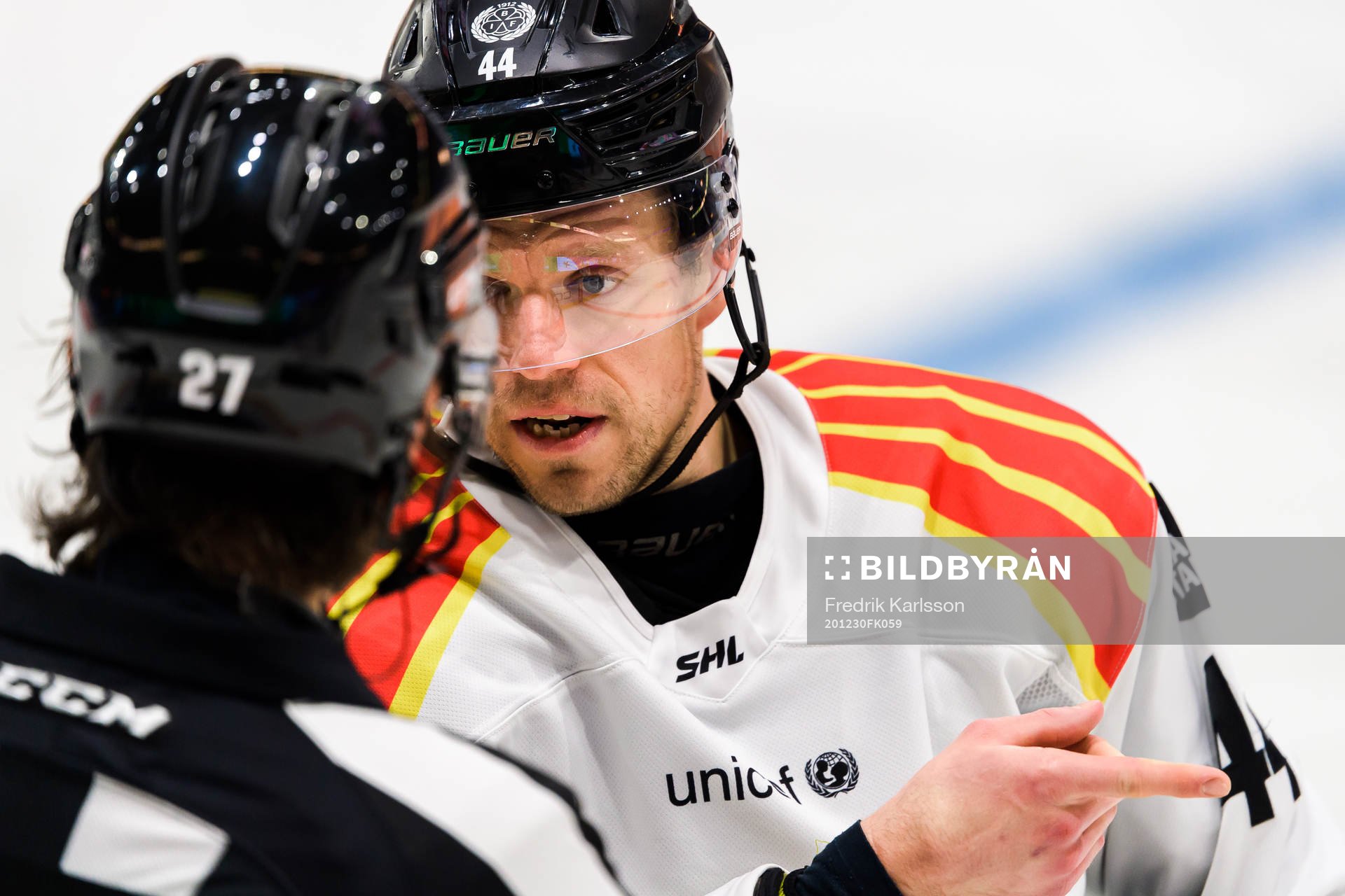 Domare Mikael Sjöqvist i samtal med Brynäs Nicklas
