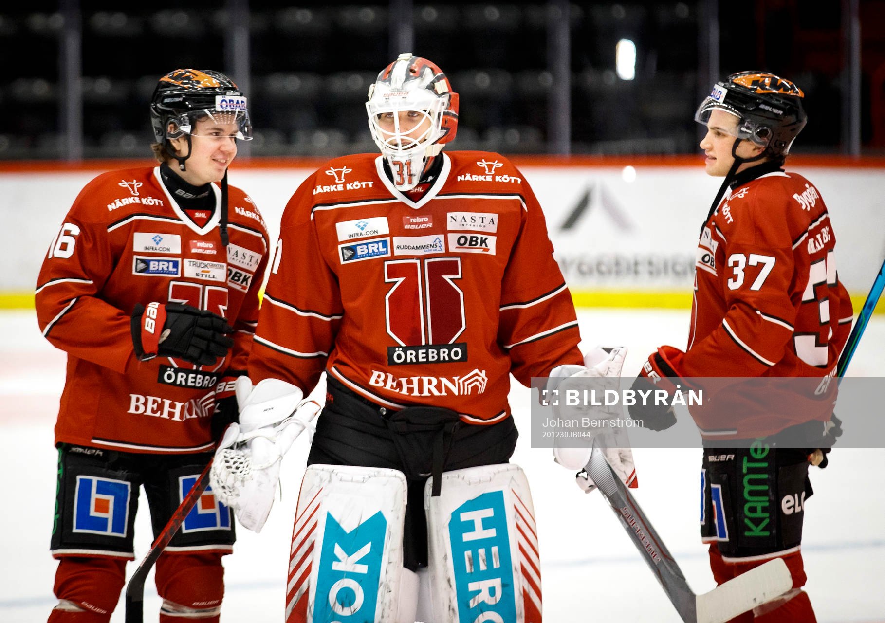 Örebros målvakt Jonas Arntzen jublar med Lukas Pilö och