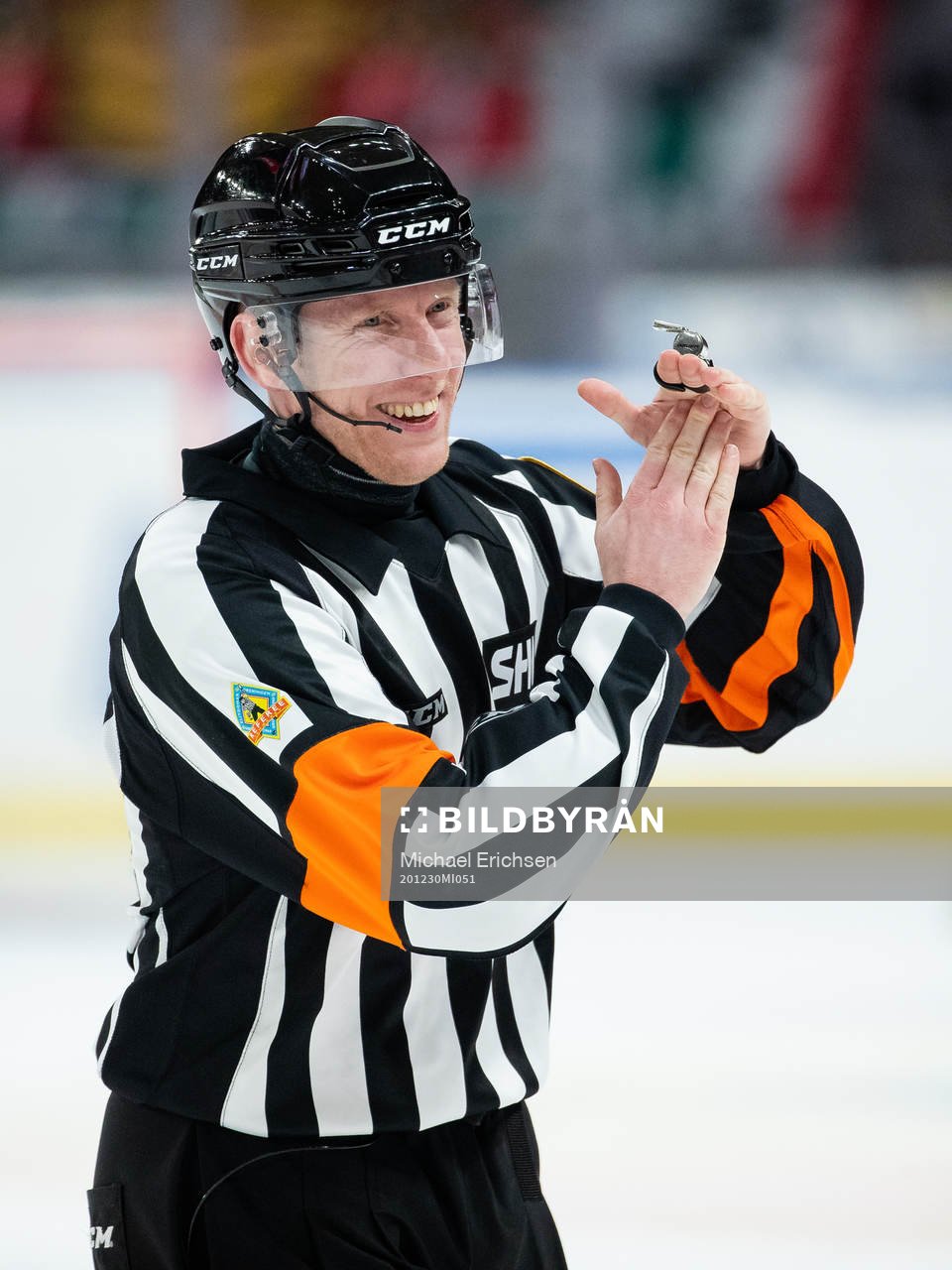 Domare Mikael Holm gör tecken för time out