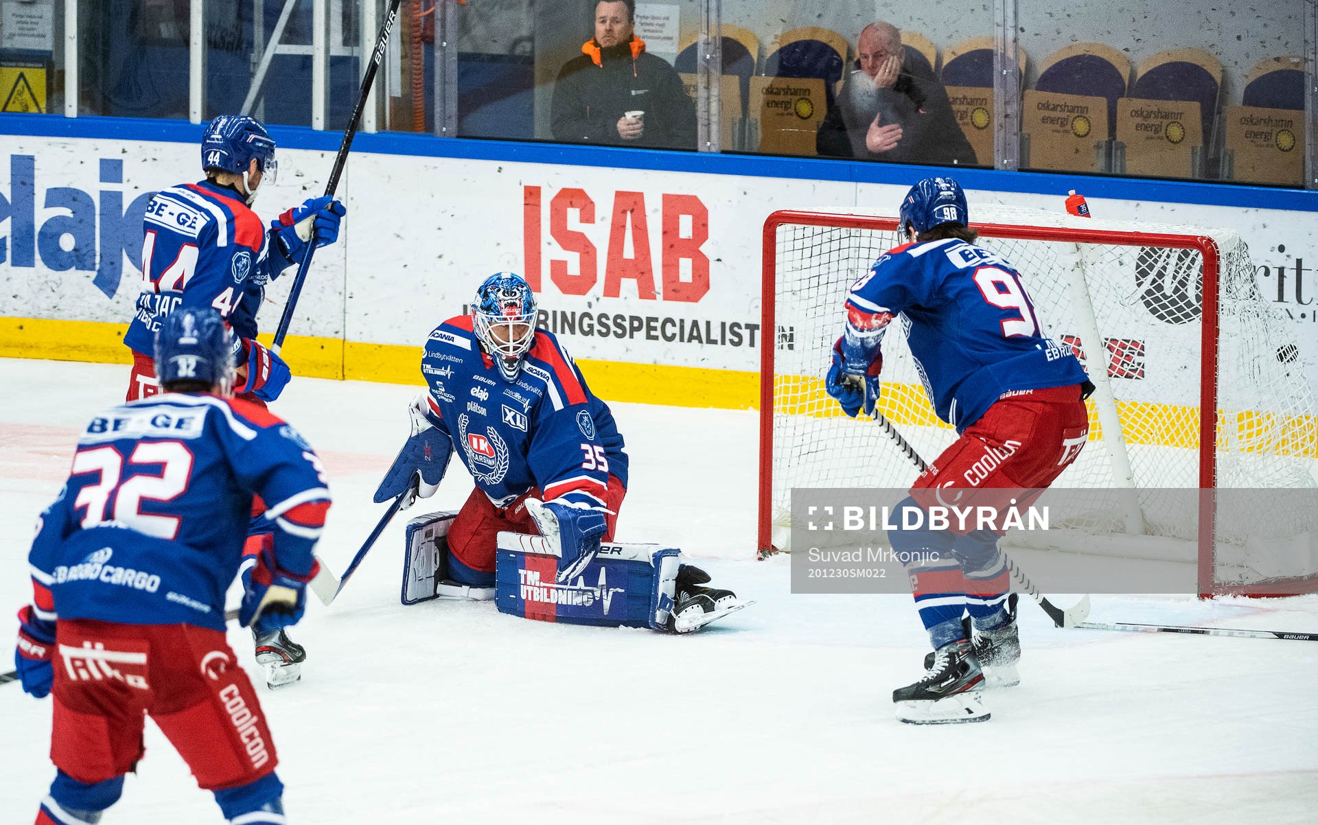 Rögles Eric Gelinas  (ej i bild) gör 0-2 bakom