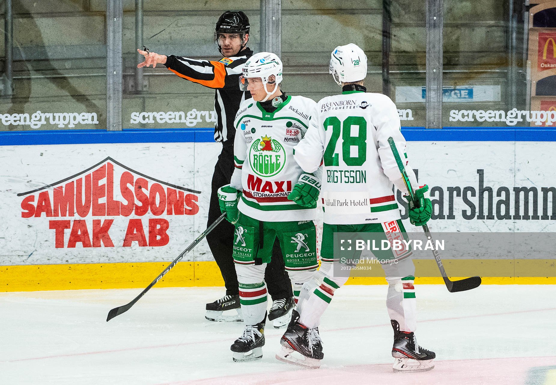 Rögles Olli Palola jublar med Anton Bengtsson
