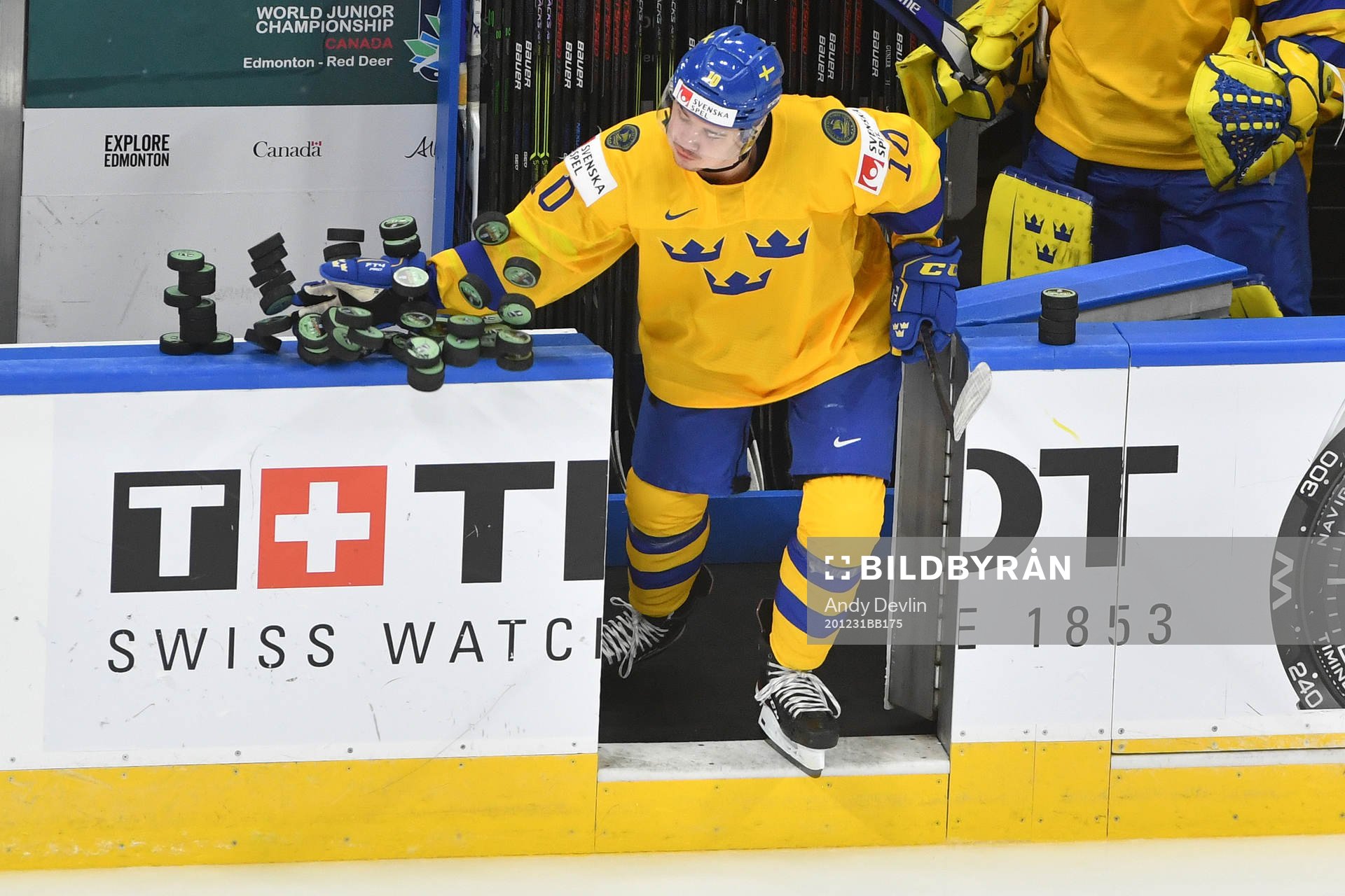 Alexander Holtz of Sweden steps