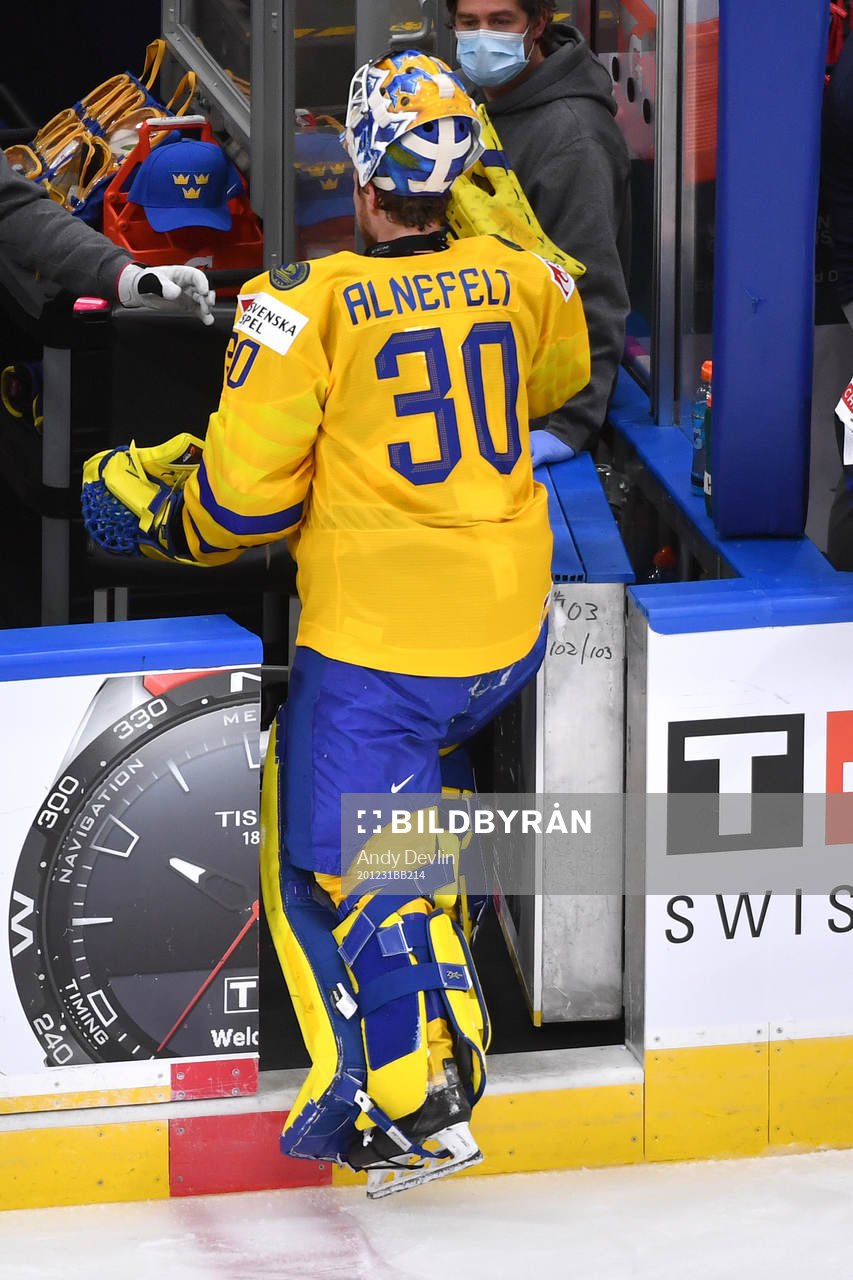 Hugo Alnefelt of Sweden steps