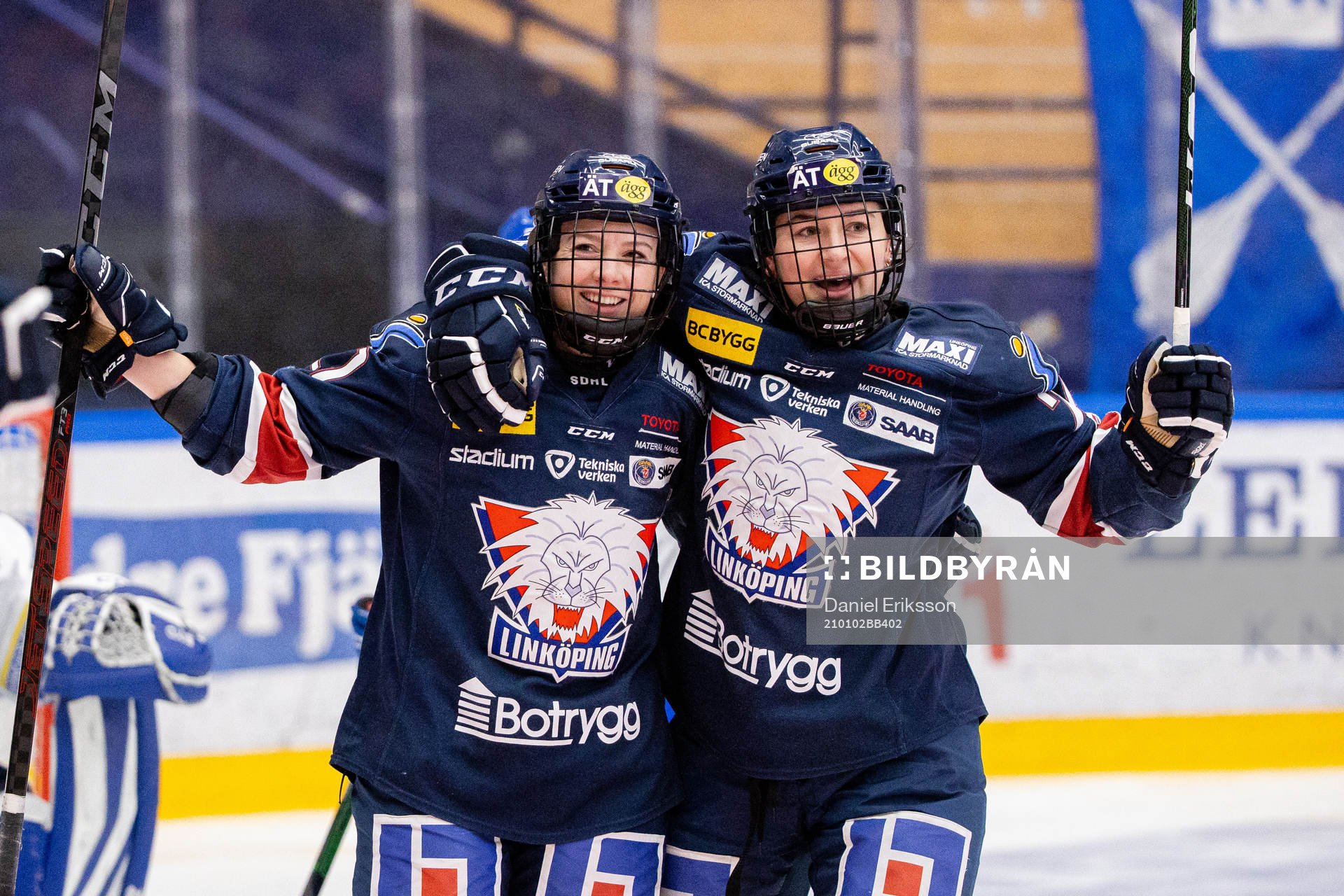 Linköpings Madelen Haug Hansen och Linnea Johansson jublar