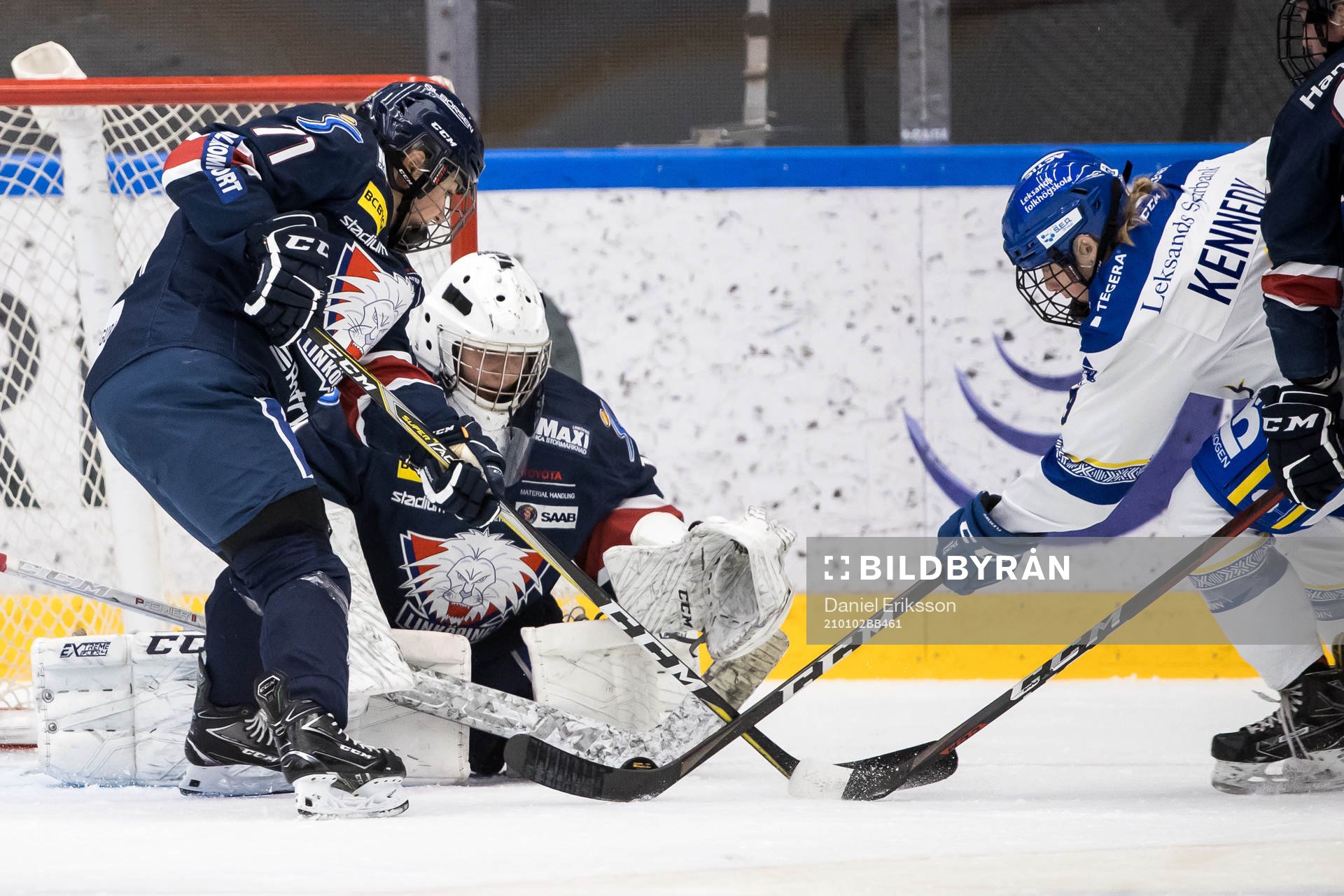Linköpings Malou Berggren och Linköpings målvakt Ebba