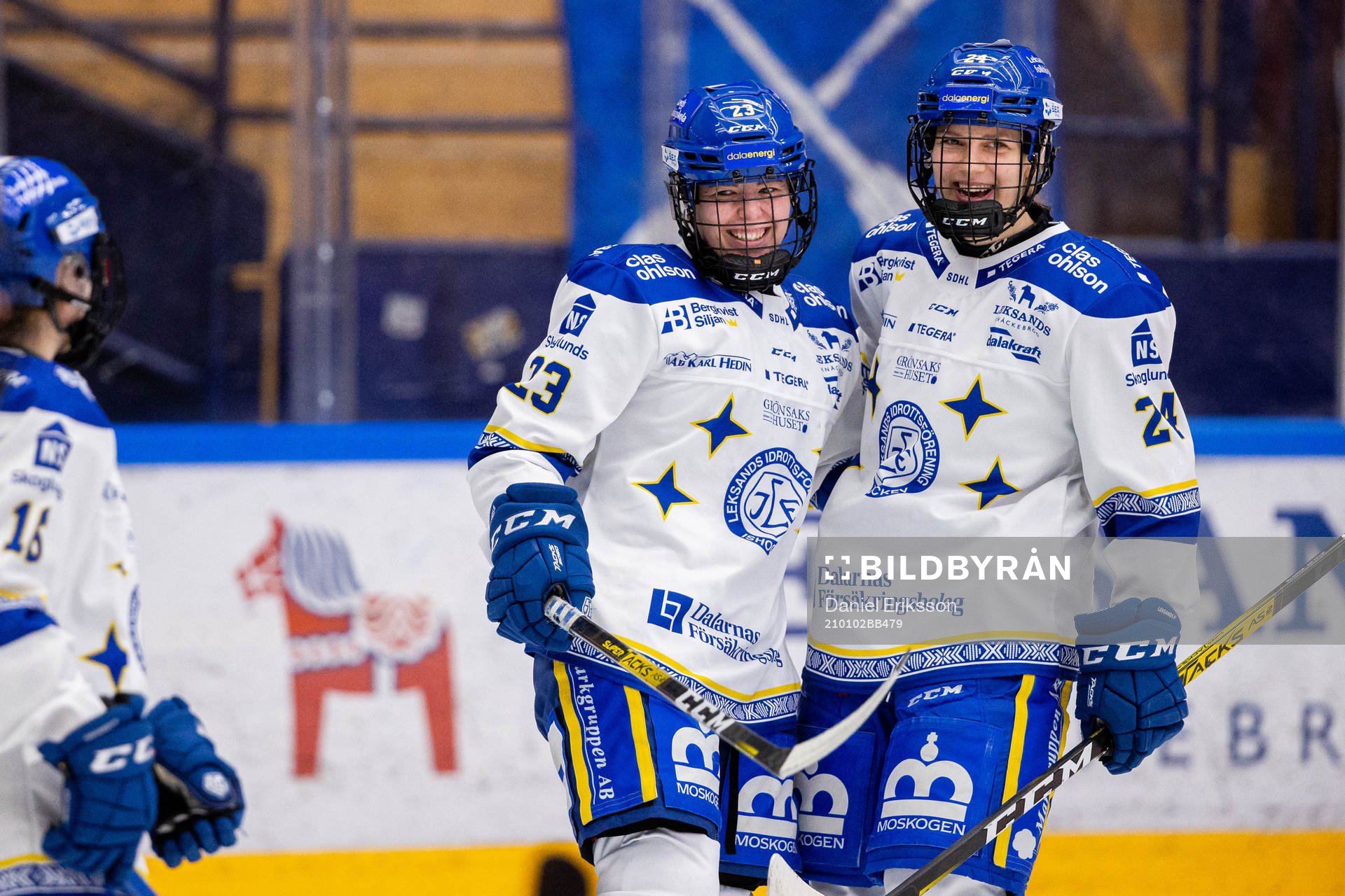 Leksands Saana Valkama och Ida Karlsson jublar