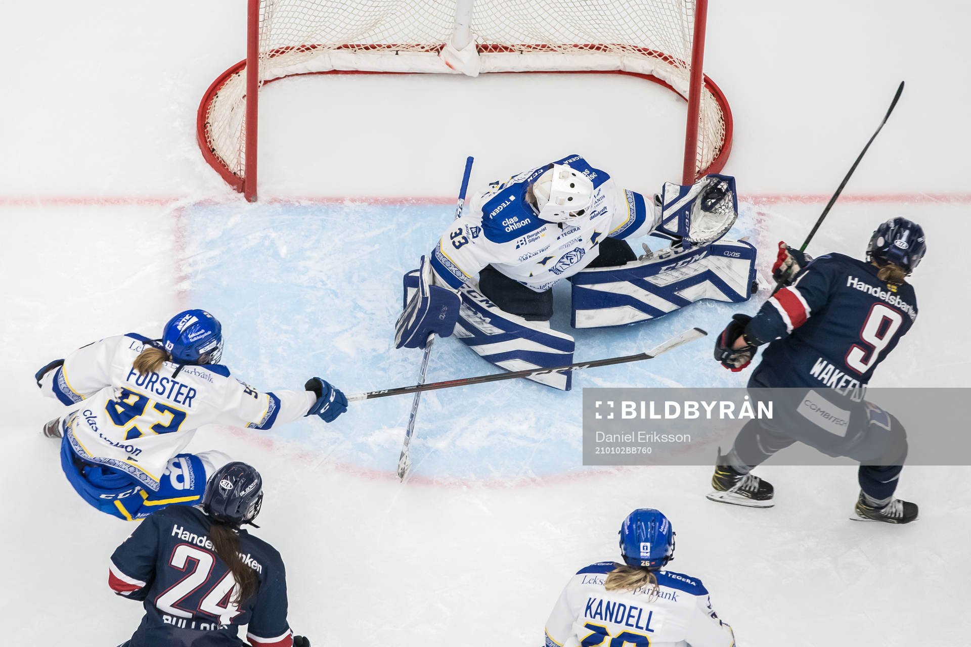 Linköpings Jennifer Wakefield oroar framför Leksands