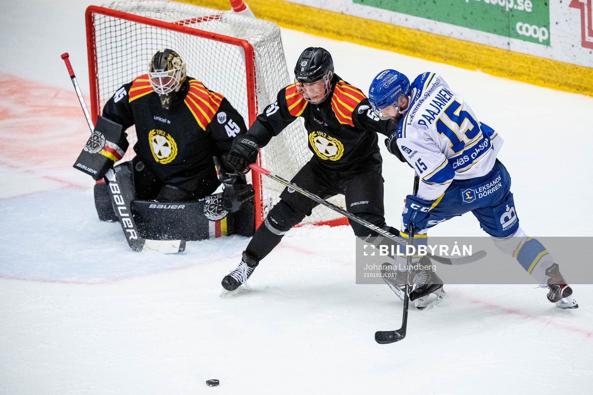 Brynäs målvakt Viktor Andrén och Tomi Sallinen mot