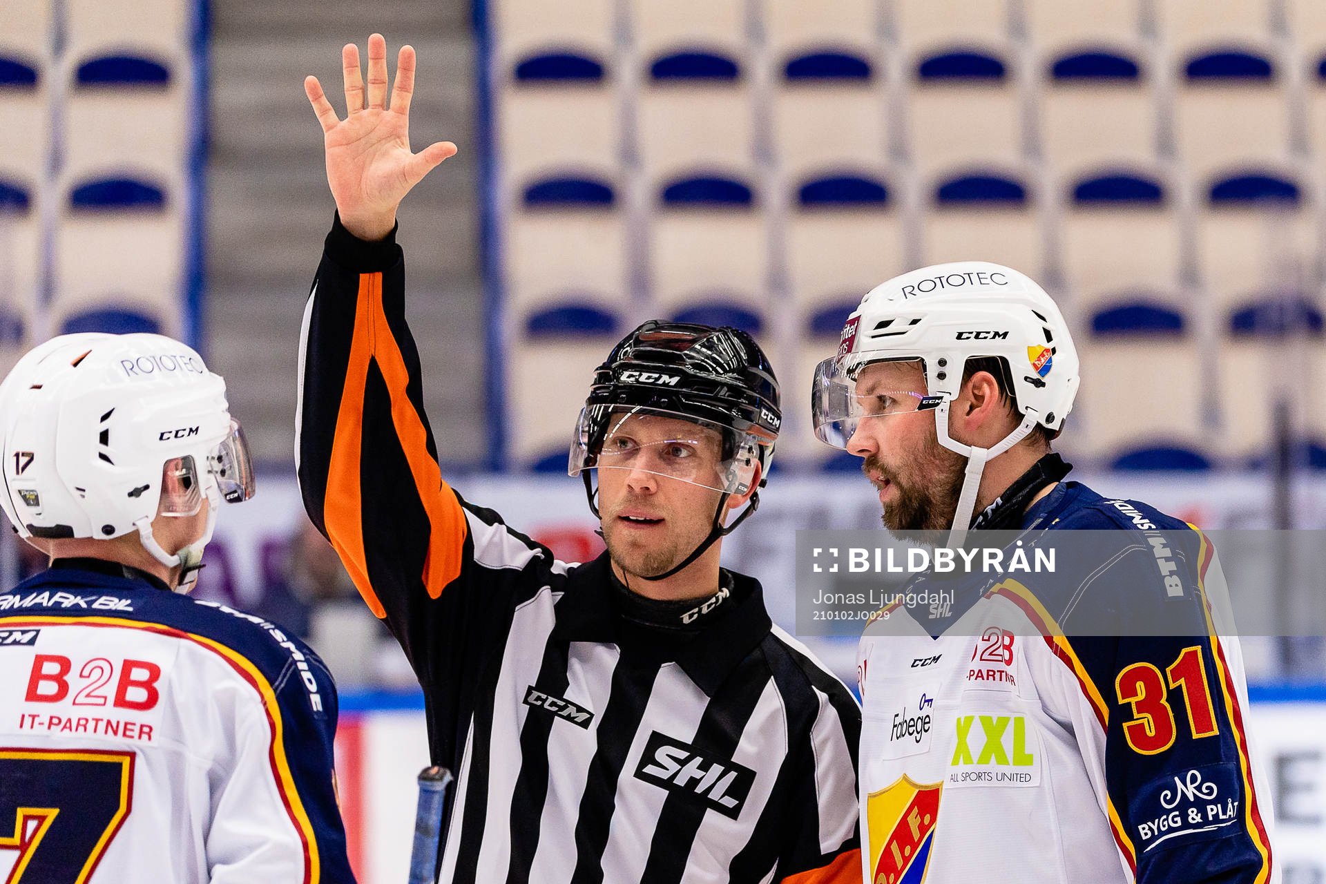 Domare Andreas Harnebring och Djurgårdens Dick Axelsson