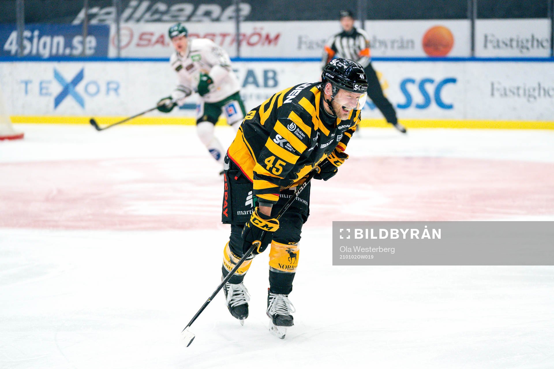 Skellefteås Oscar Möller grinar illa