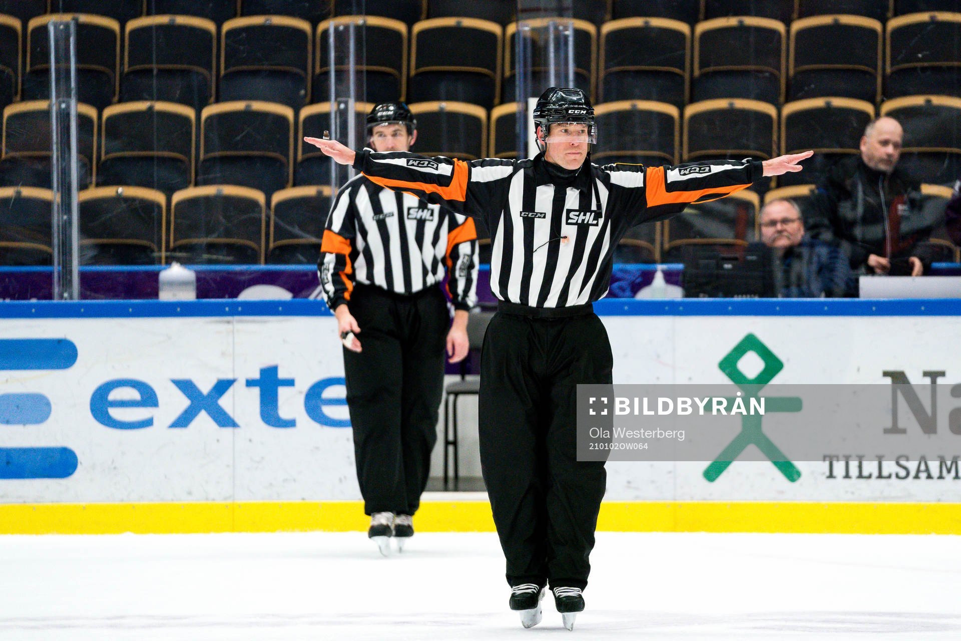 Domare Tobias Björk dömer bort ett mål