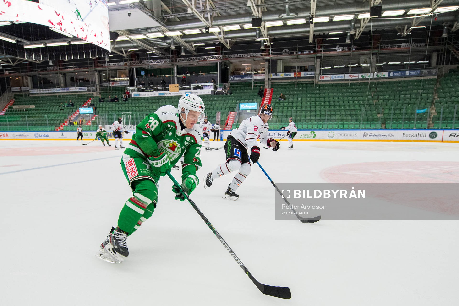 Rögles Anton Bengtsson och Örebros Rasmus Rissanen nder