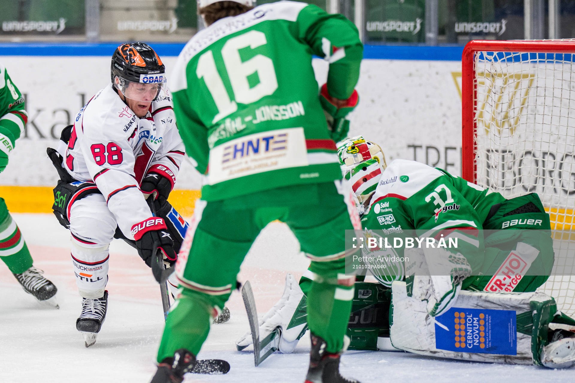 Örebros Joonas Rask oroar mot Rögles målvakt Johan