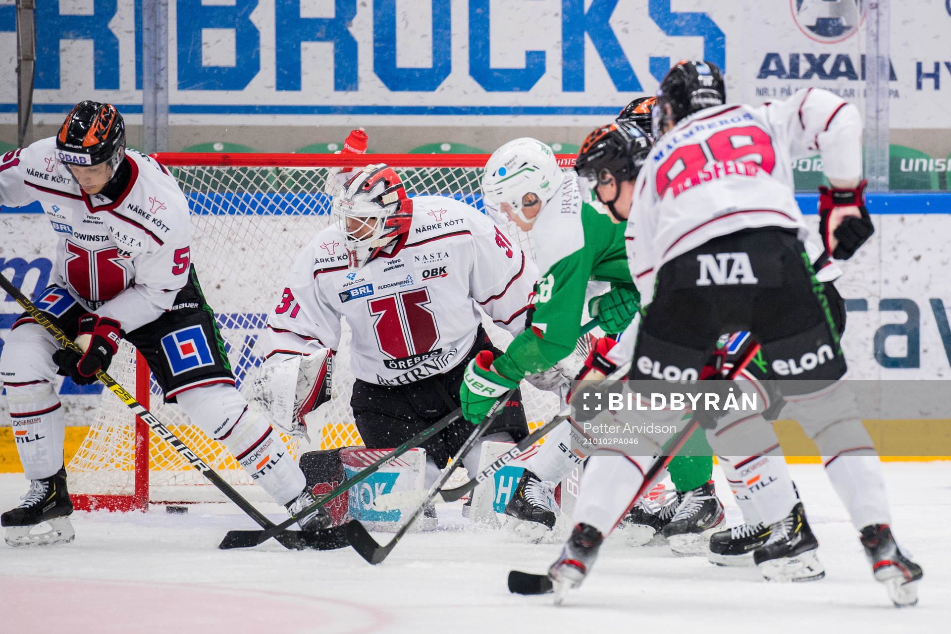 Rögles Anton Bengtsson gör 2-0 bakom Örebros målvakt