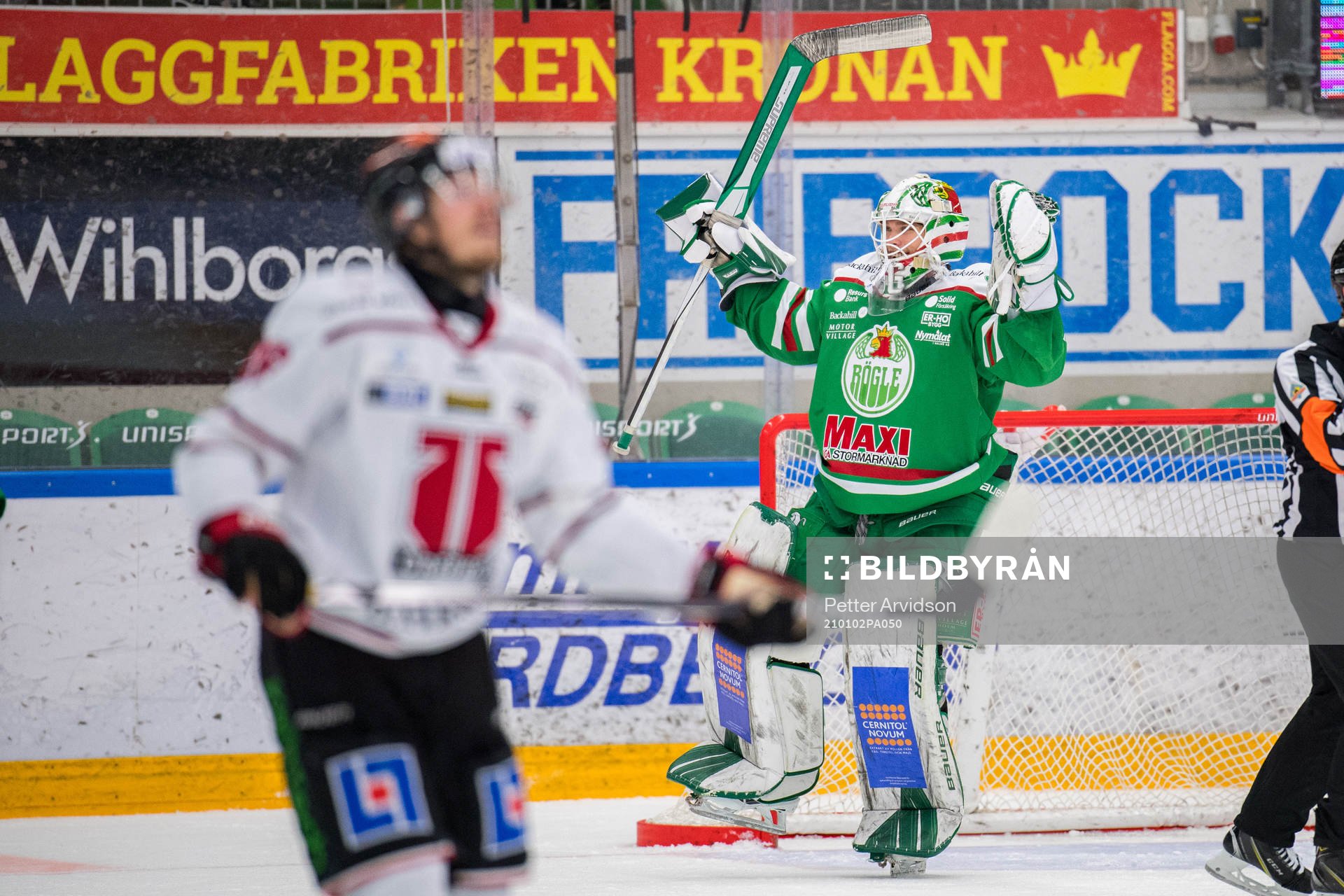 Rögles målvakt Johan Gustafsson jublar