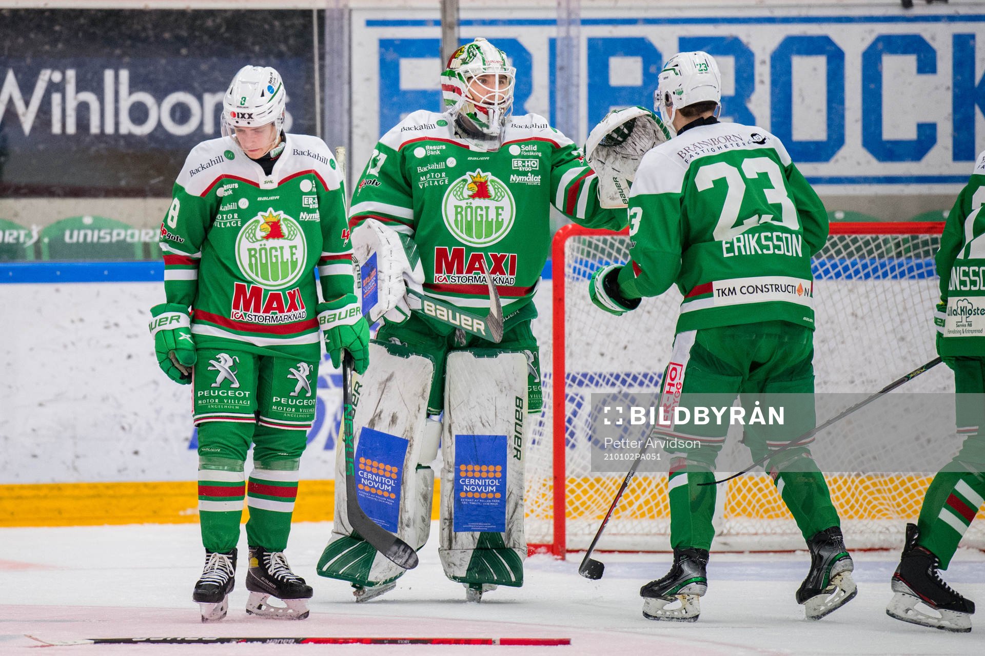 Rögles målvakt Johan Gustafsson jublar med lagkamrater