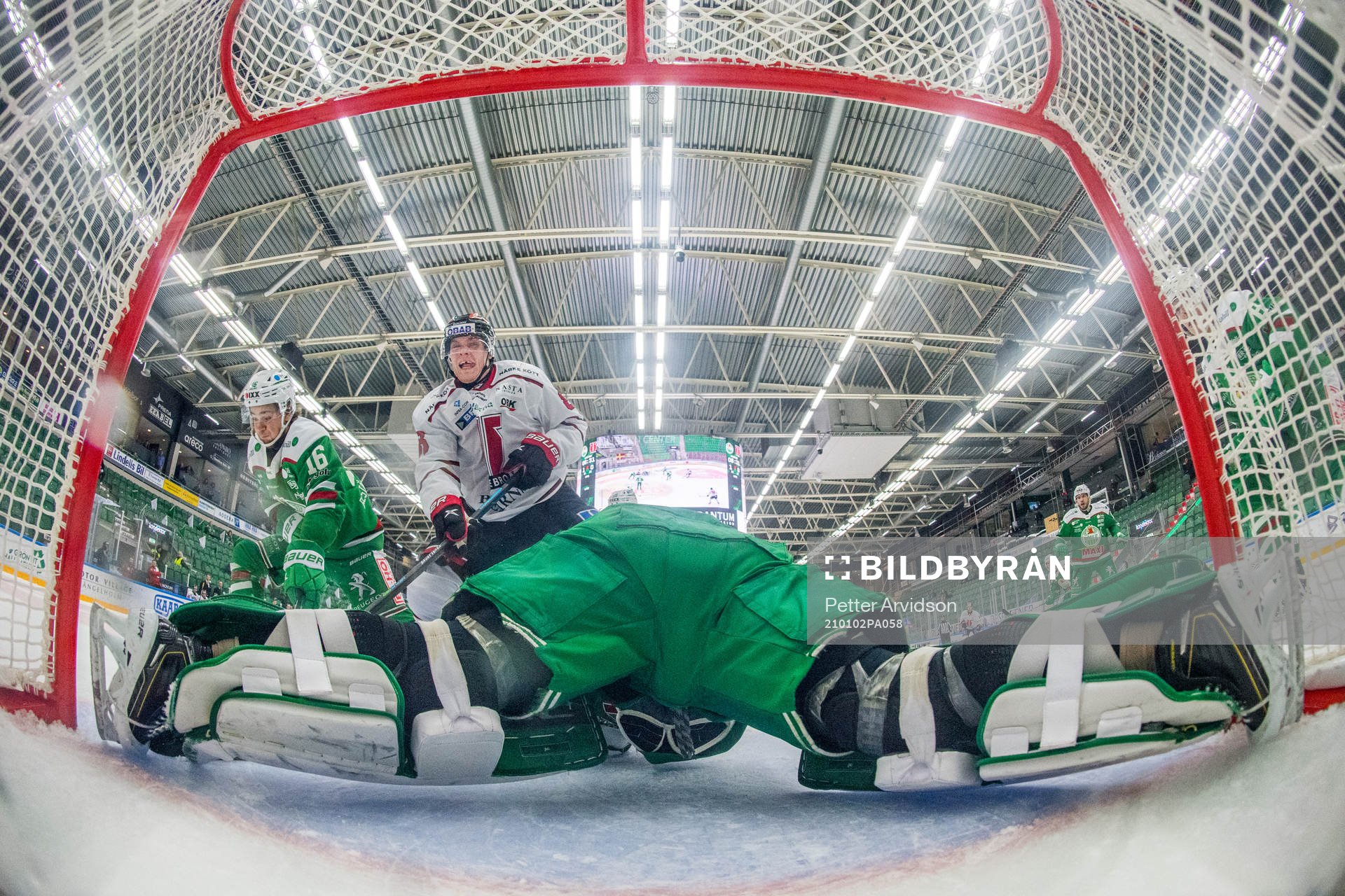 Örebros Joonas Rask oroar mot Rögles Lucas Ekeståhl